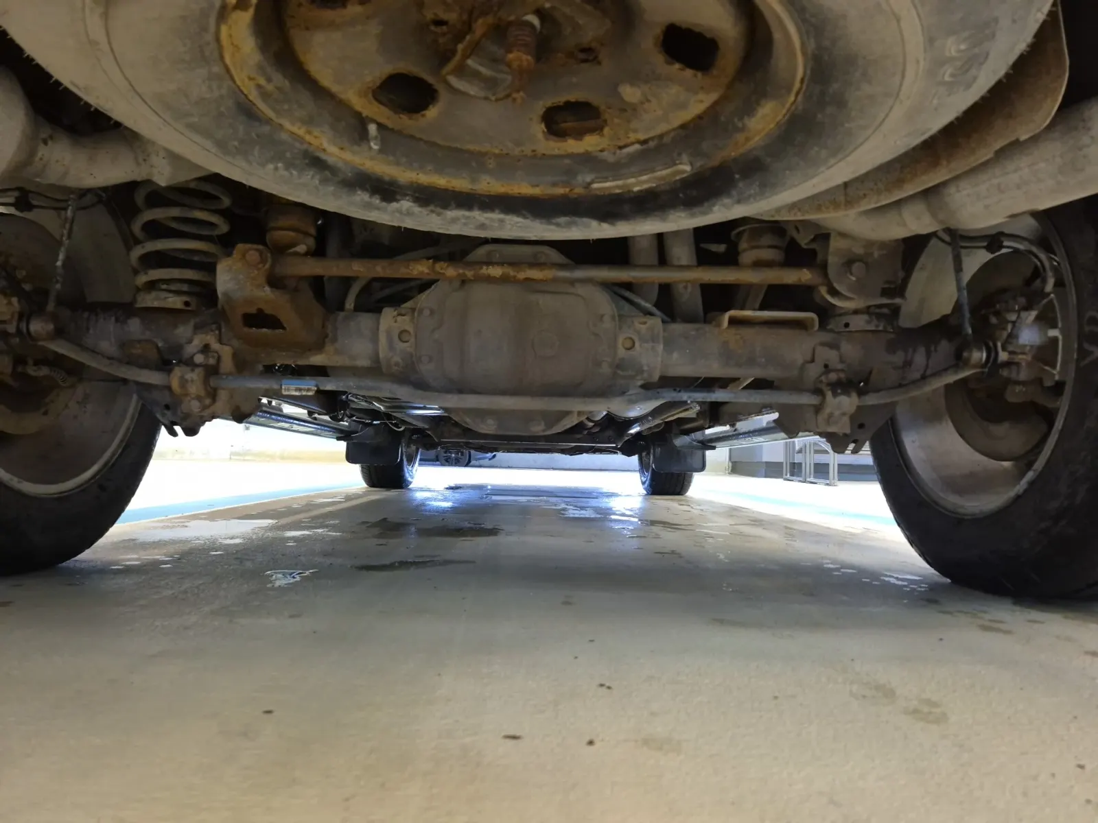 Undercarriage - Rear Photo
