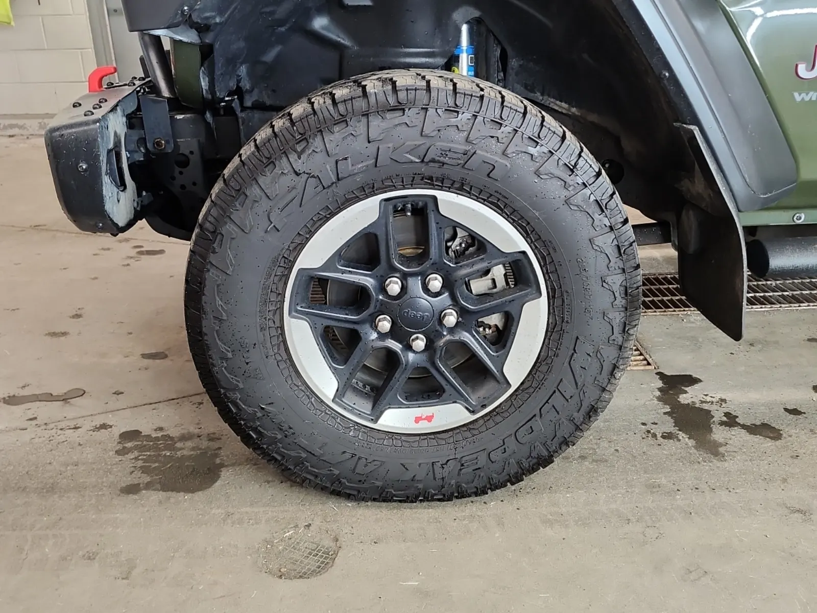 Front driver wheel/tire photo