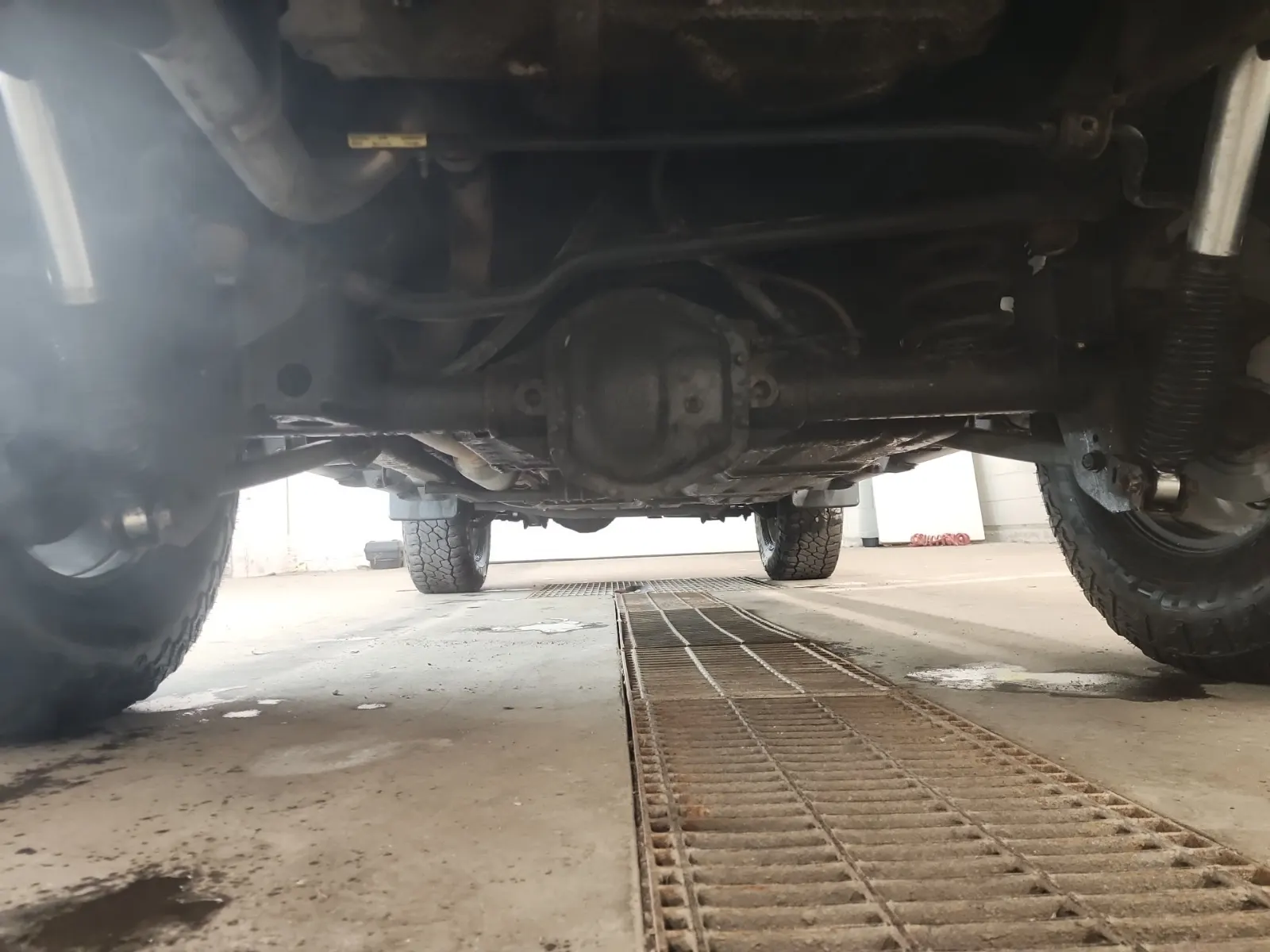 Undercarriage - Rear Photo