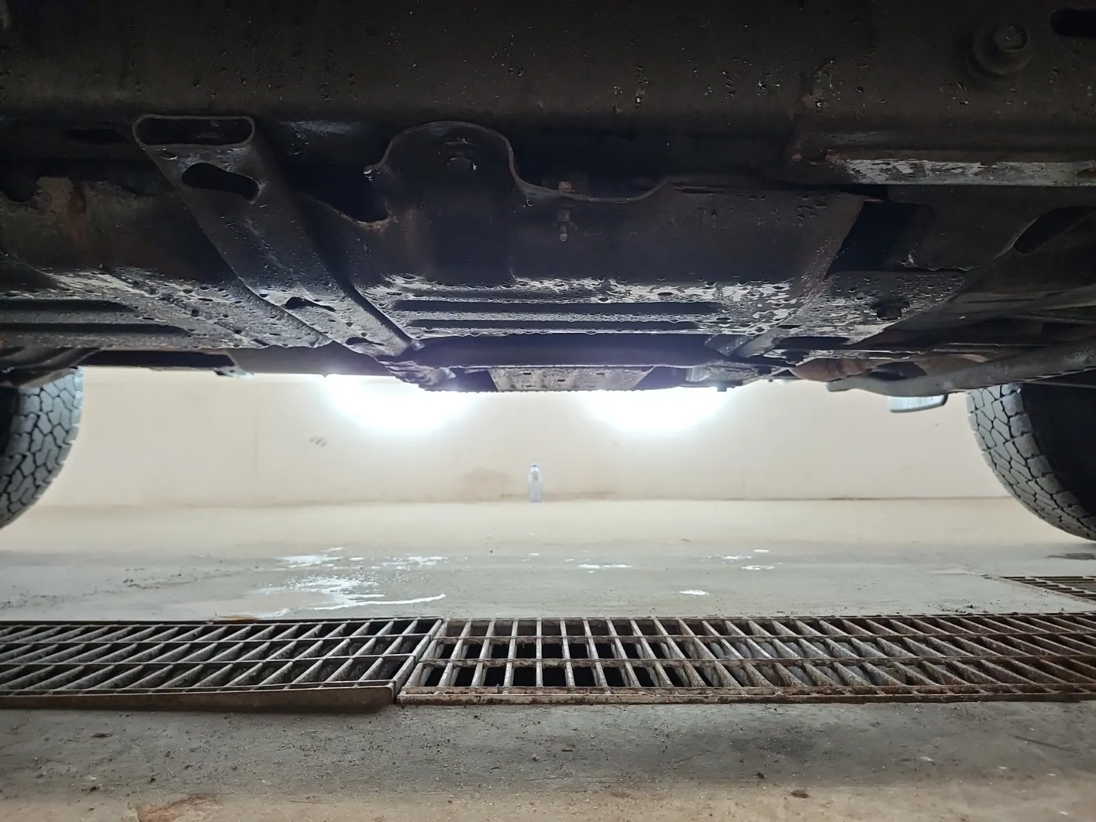 Undercarriage - Passenger Photo