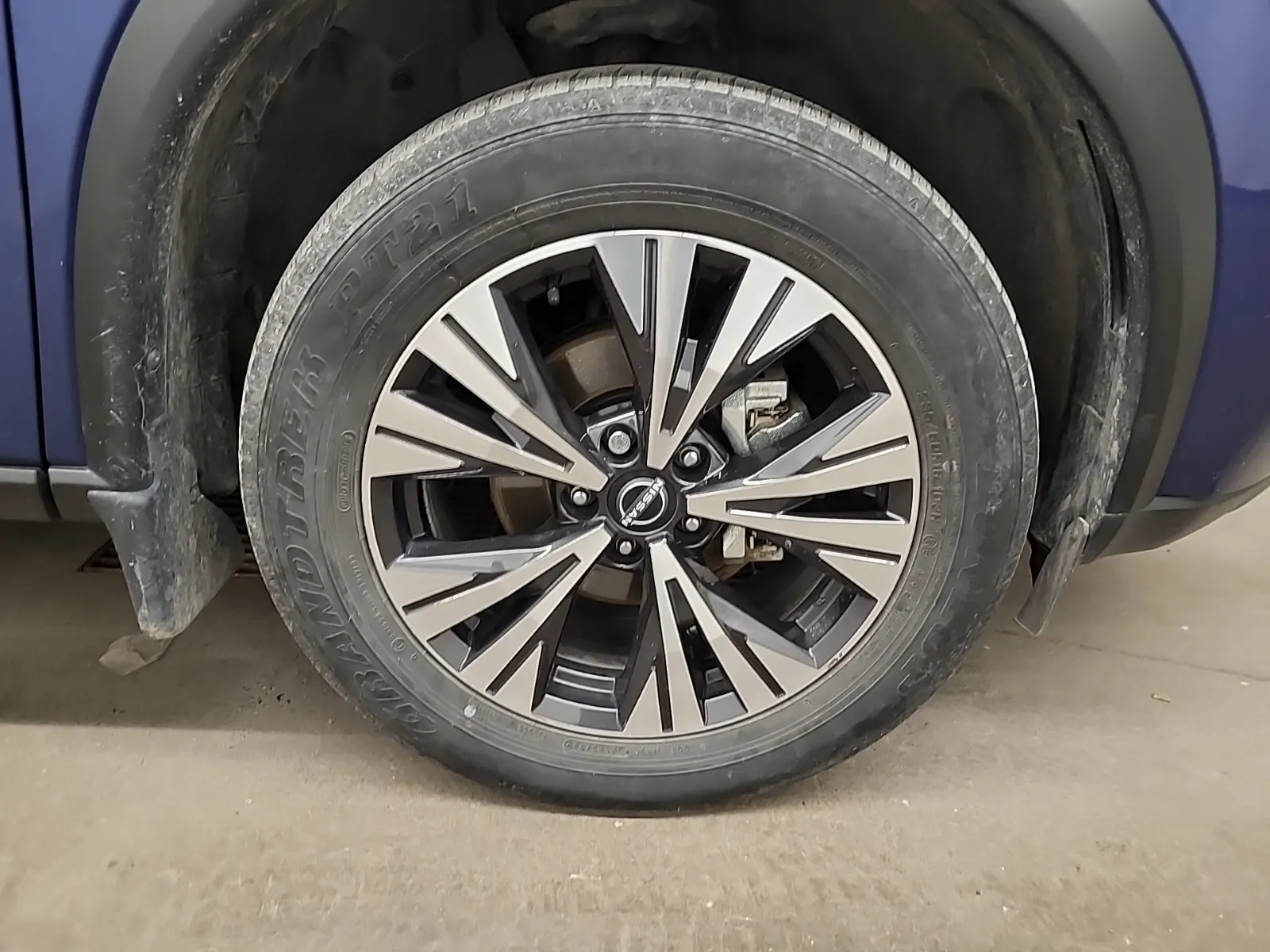 Right Front Wheel/Tire Photo