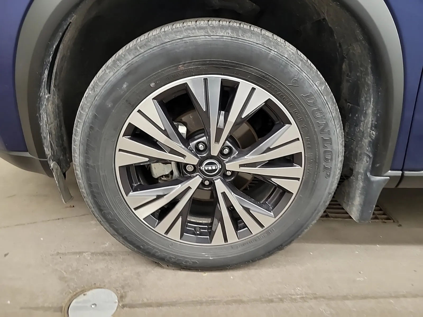 Front driver wheel/tire photo