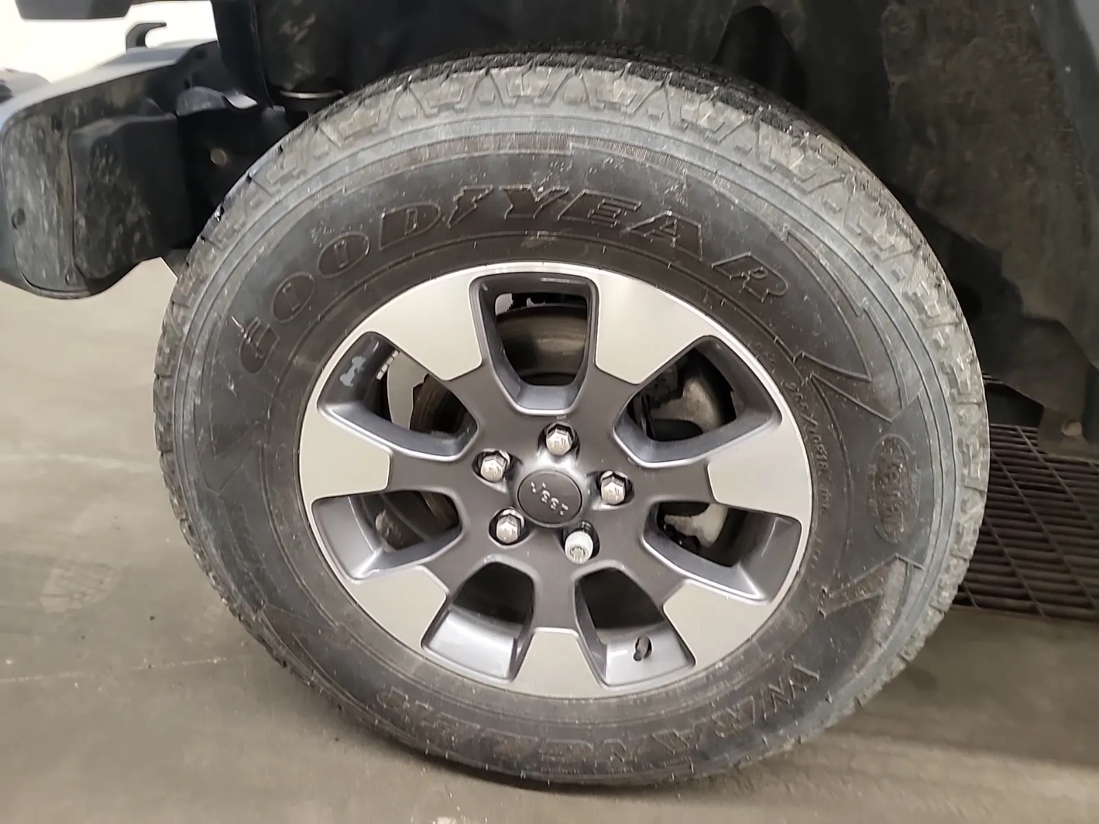 Front driver wheel/tire photo