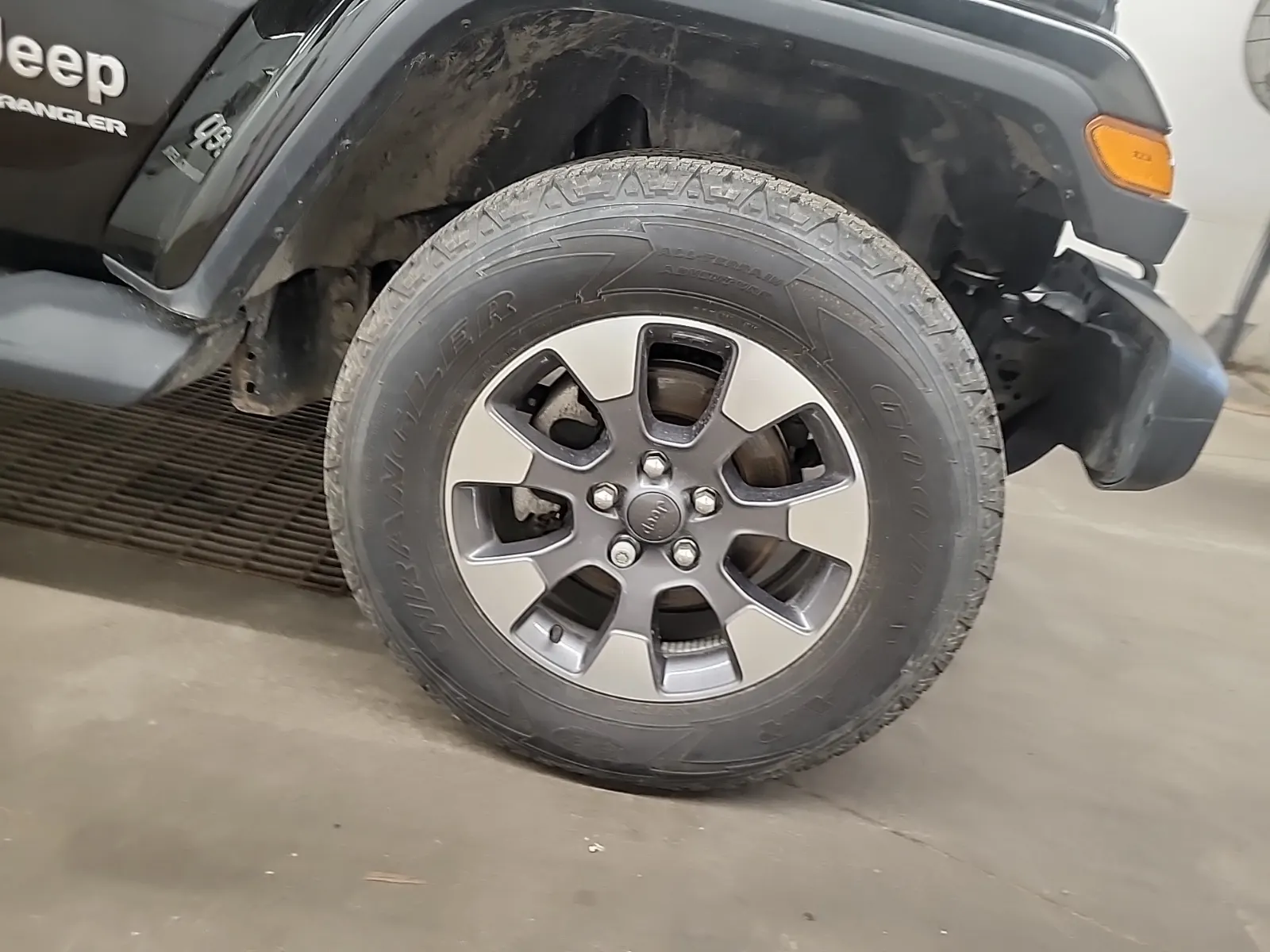 Right Front Wheel/Tire Photo