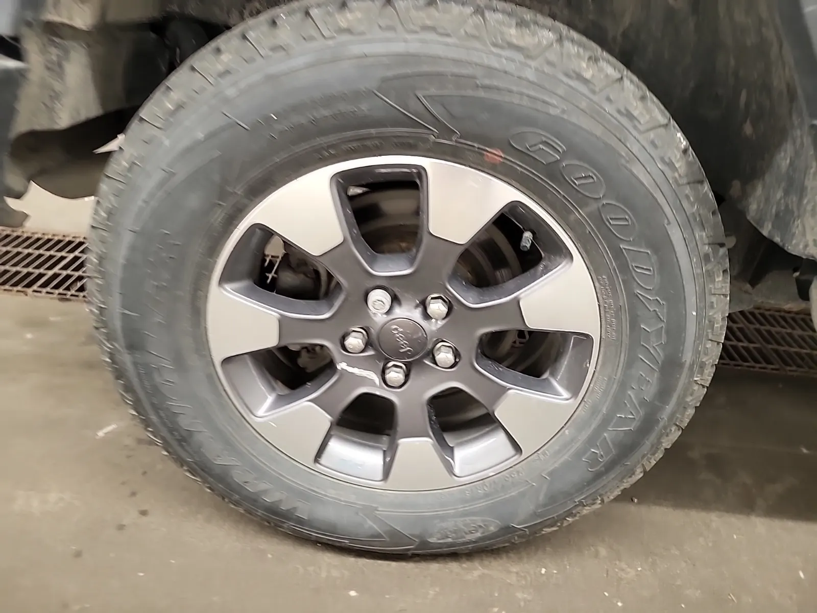 Right Rear Wheel/Tire Photo