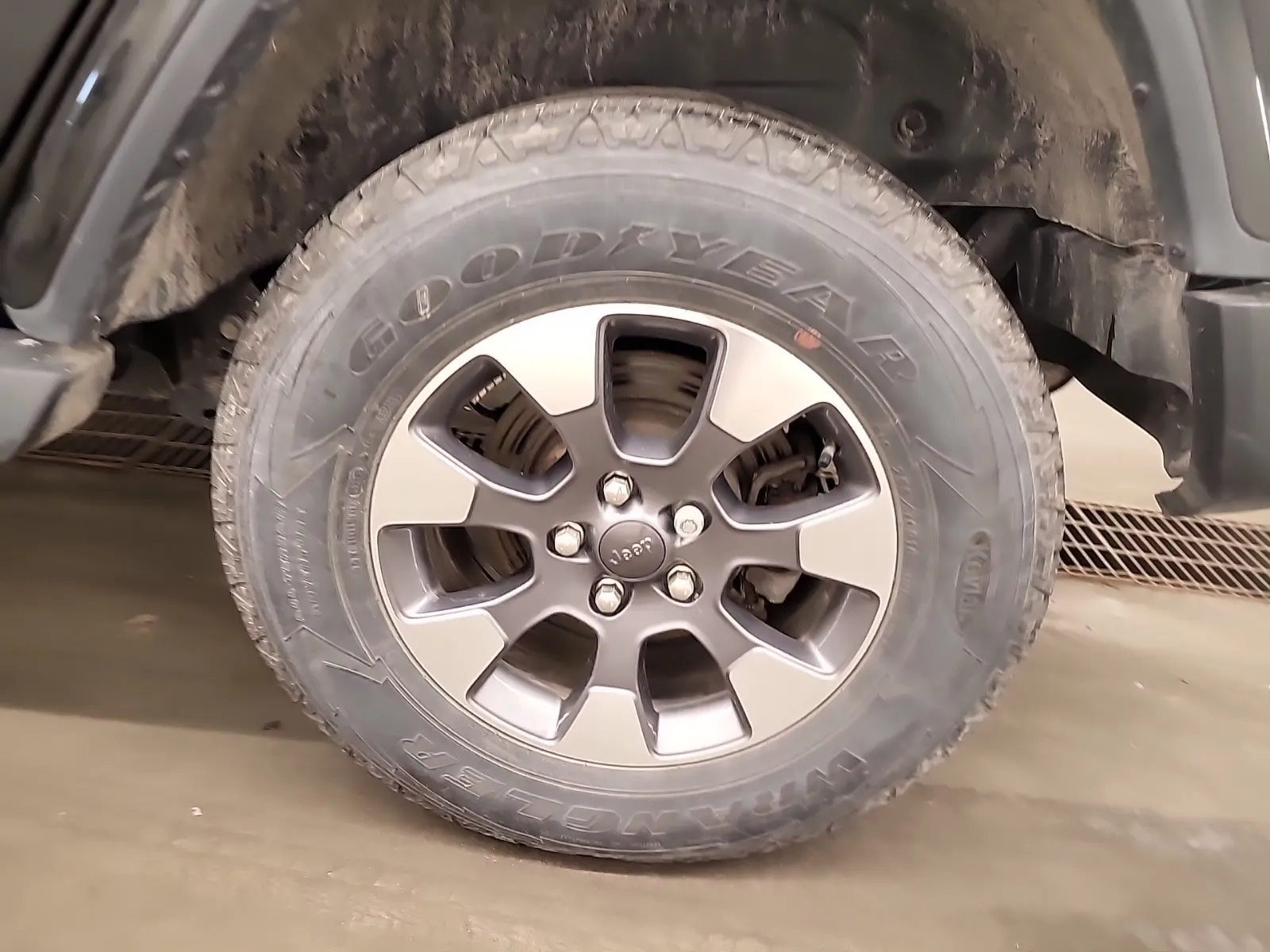 Left Rear Wheel/Tire Photo