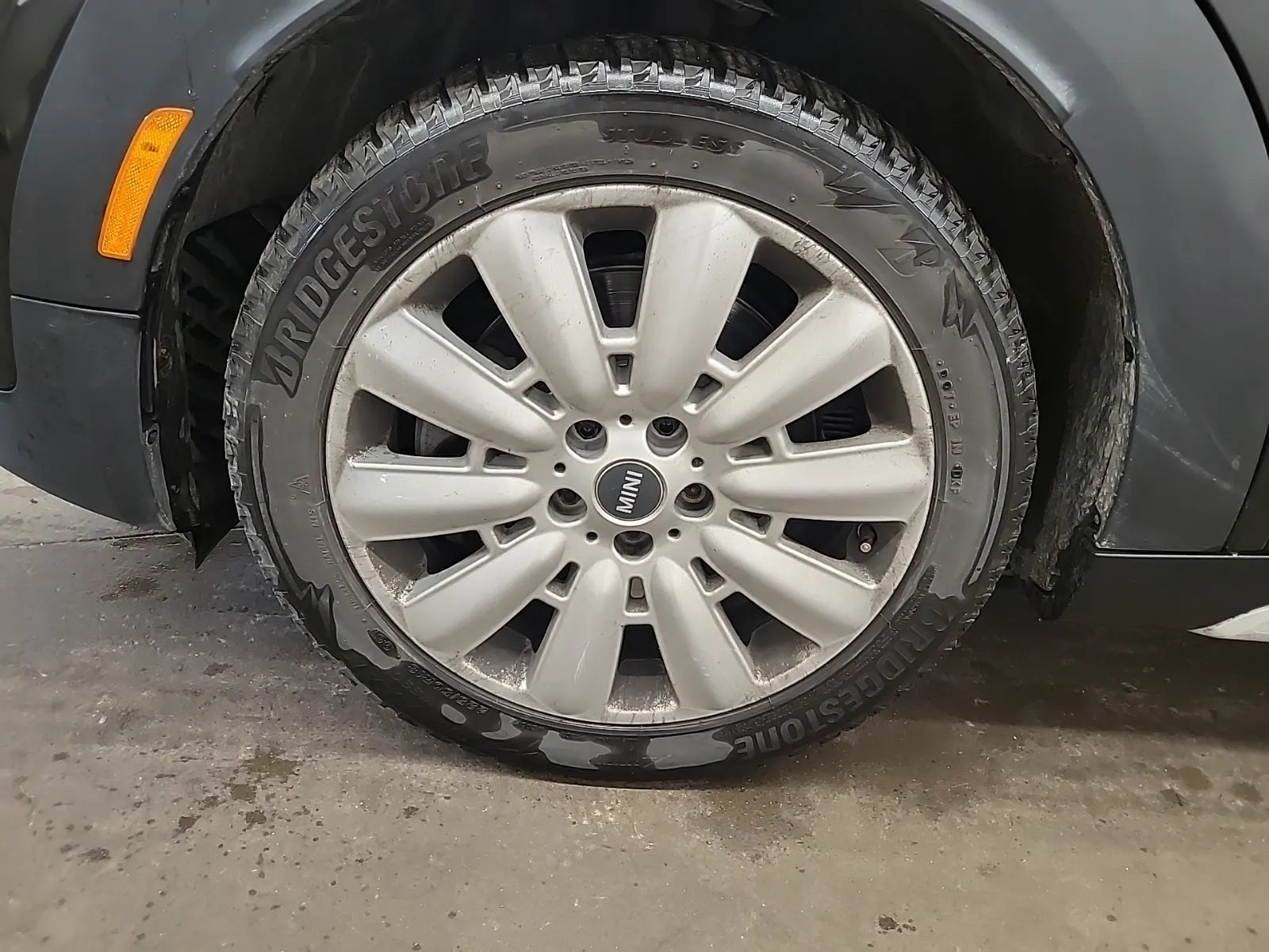 Front driver wheel/tire photo