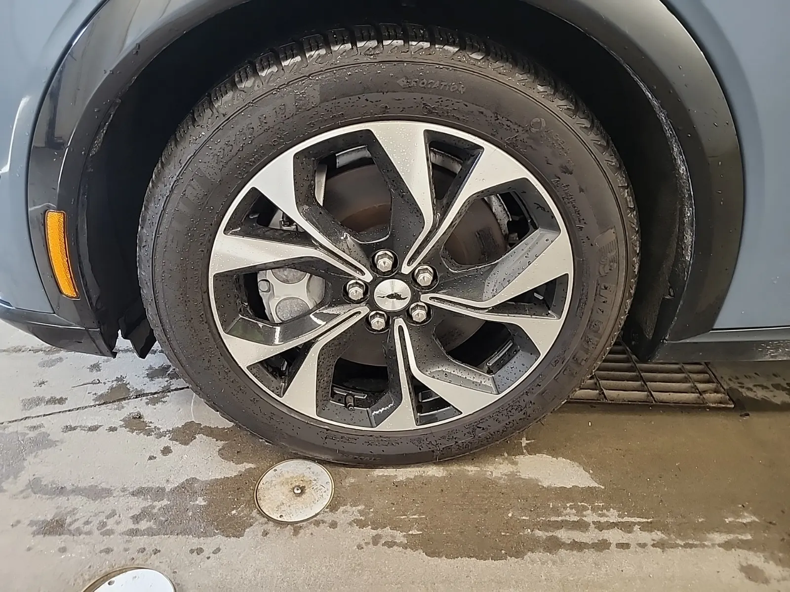 Front driver wheel/tire photo