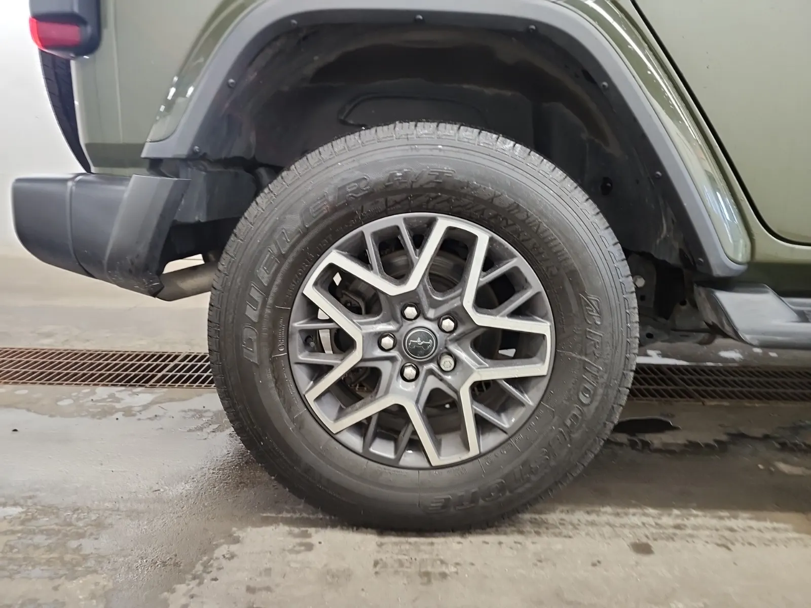 Right Rear Wheel/Tire Photo