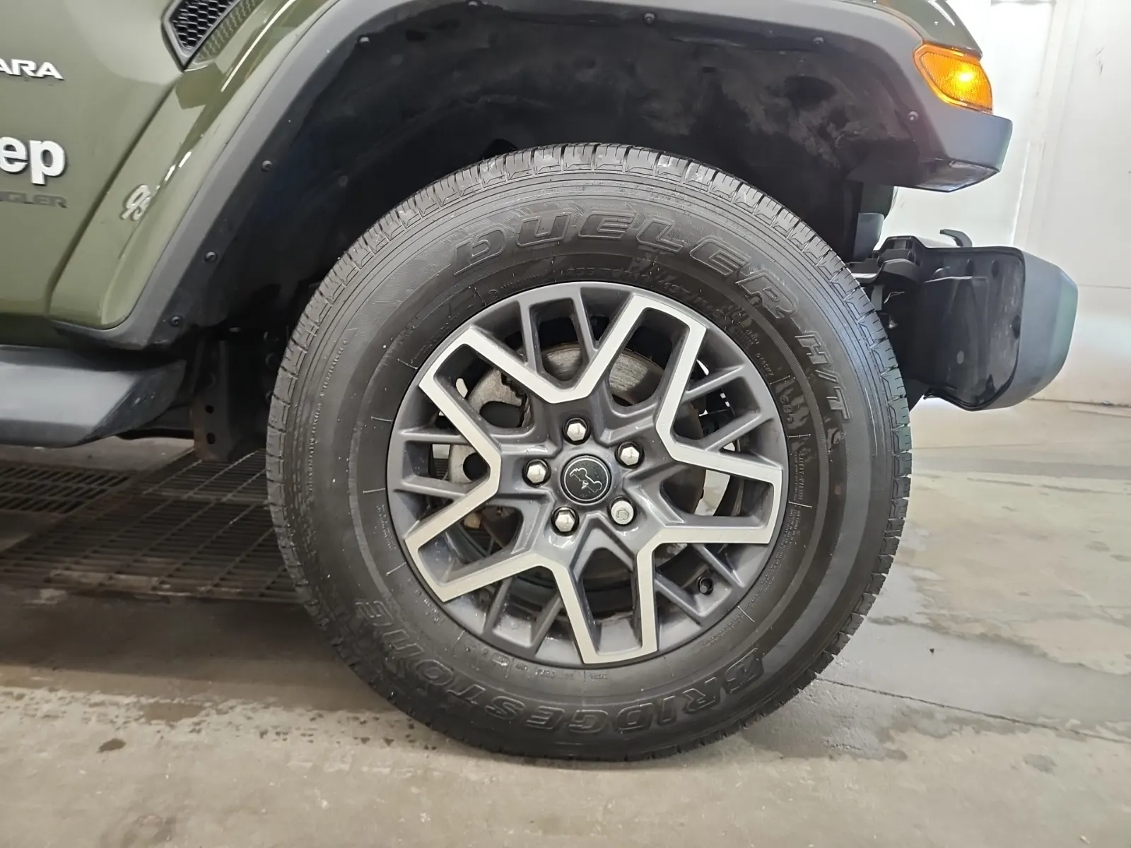 Right Front Wheel/Tire Photo