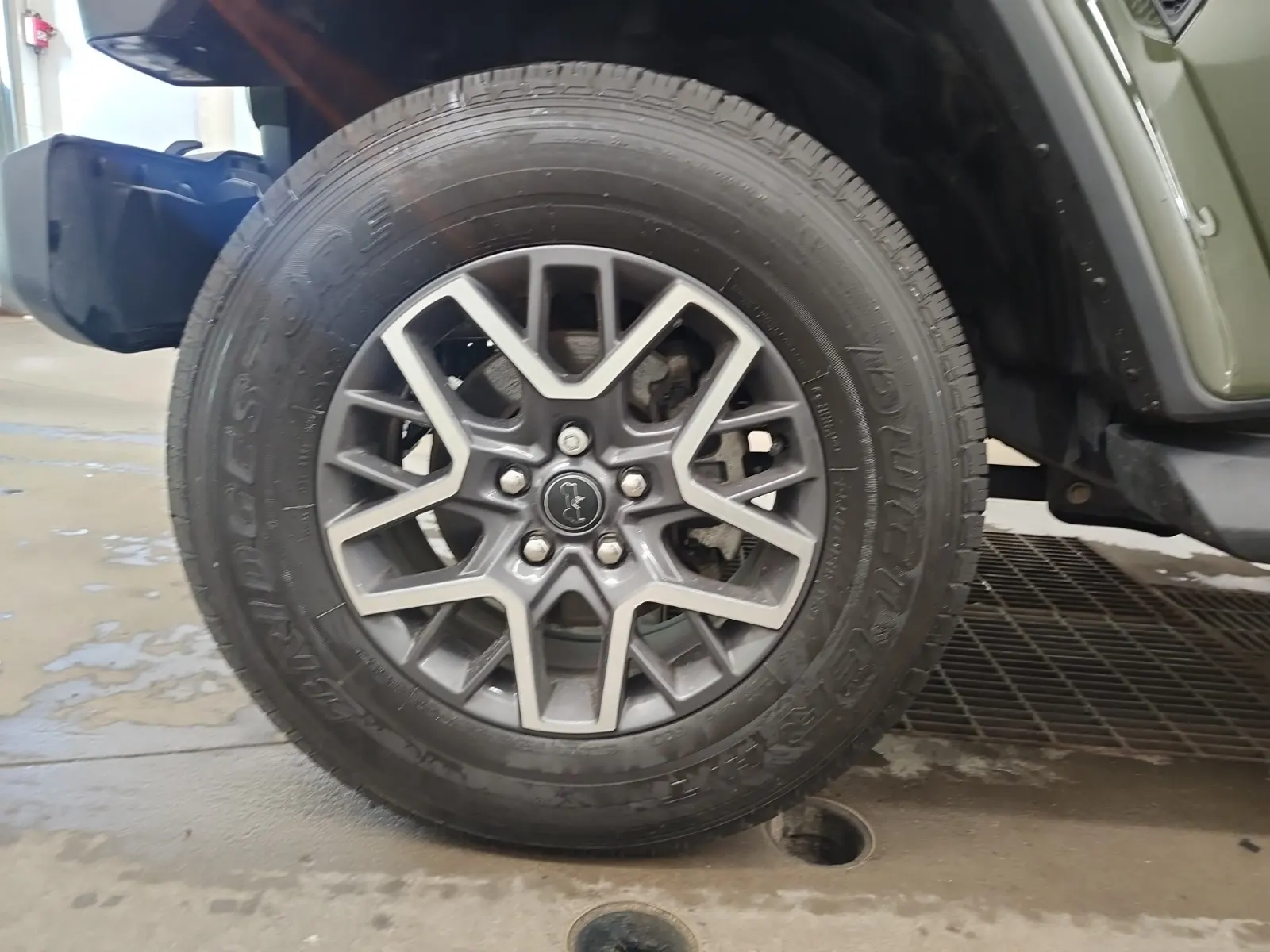 Front driver wheel/tire photo