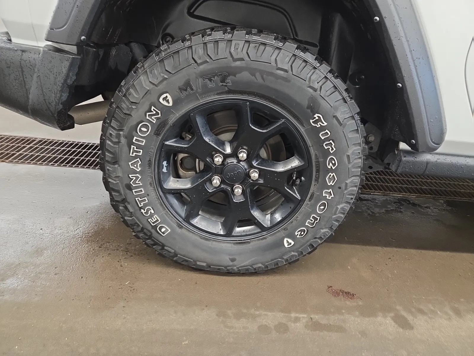 Right Rear Wheel/Tire Photo