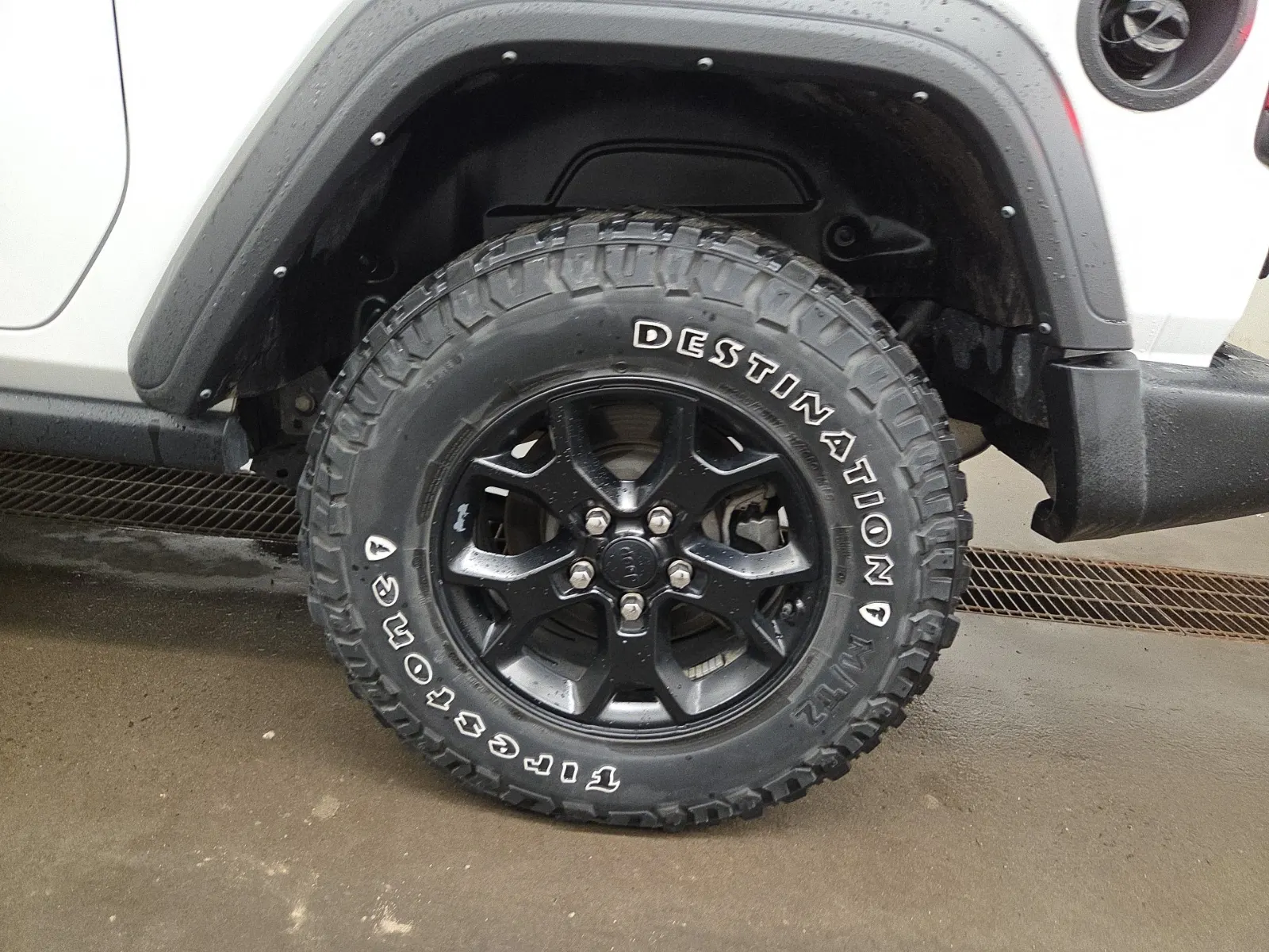 Left Rear Wheel/Tire Photo