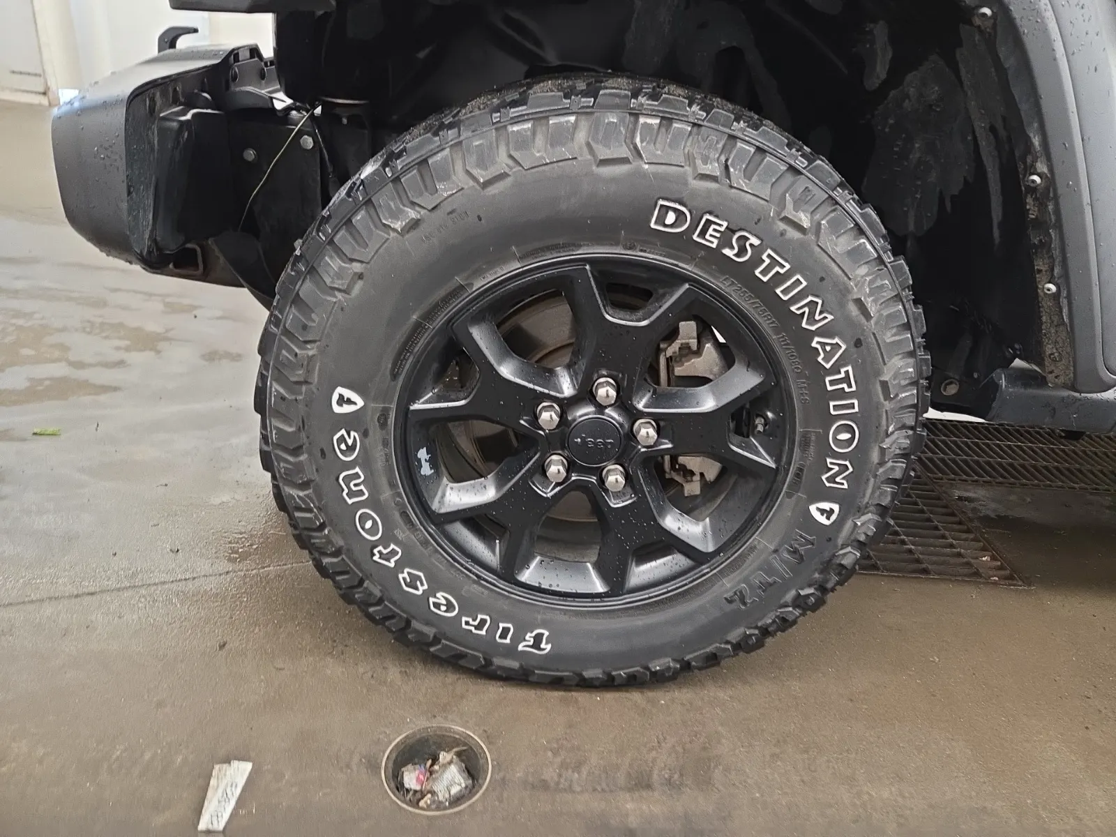 Front driver wheel/tire photo