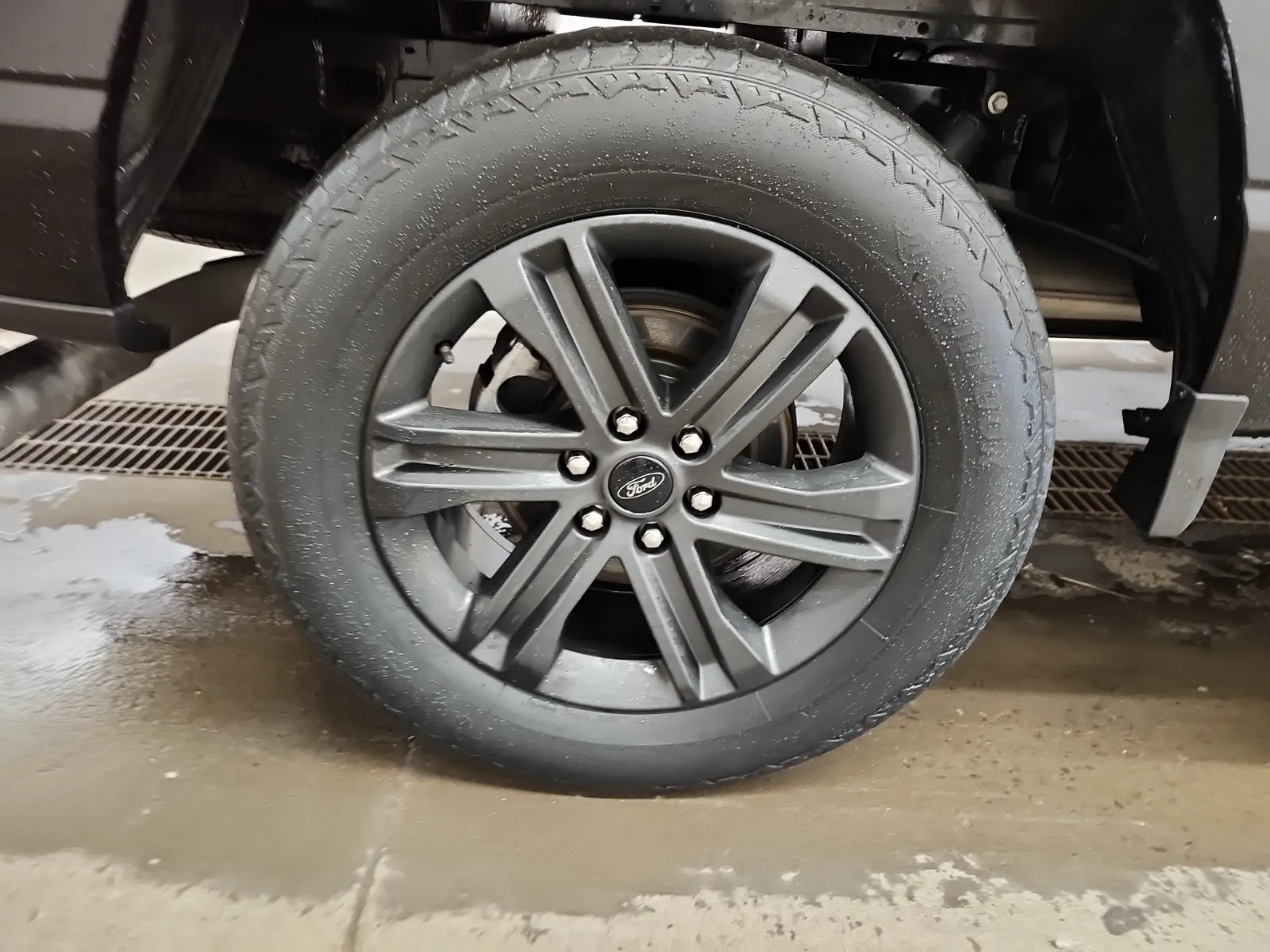 Right Rear Wheel/Tire Photo