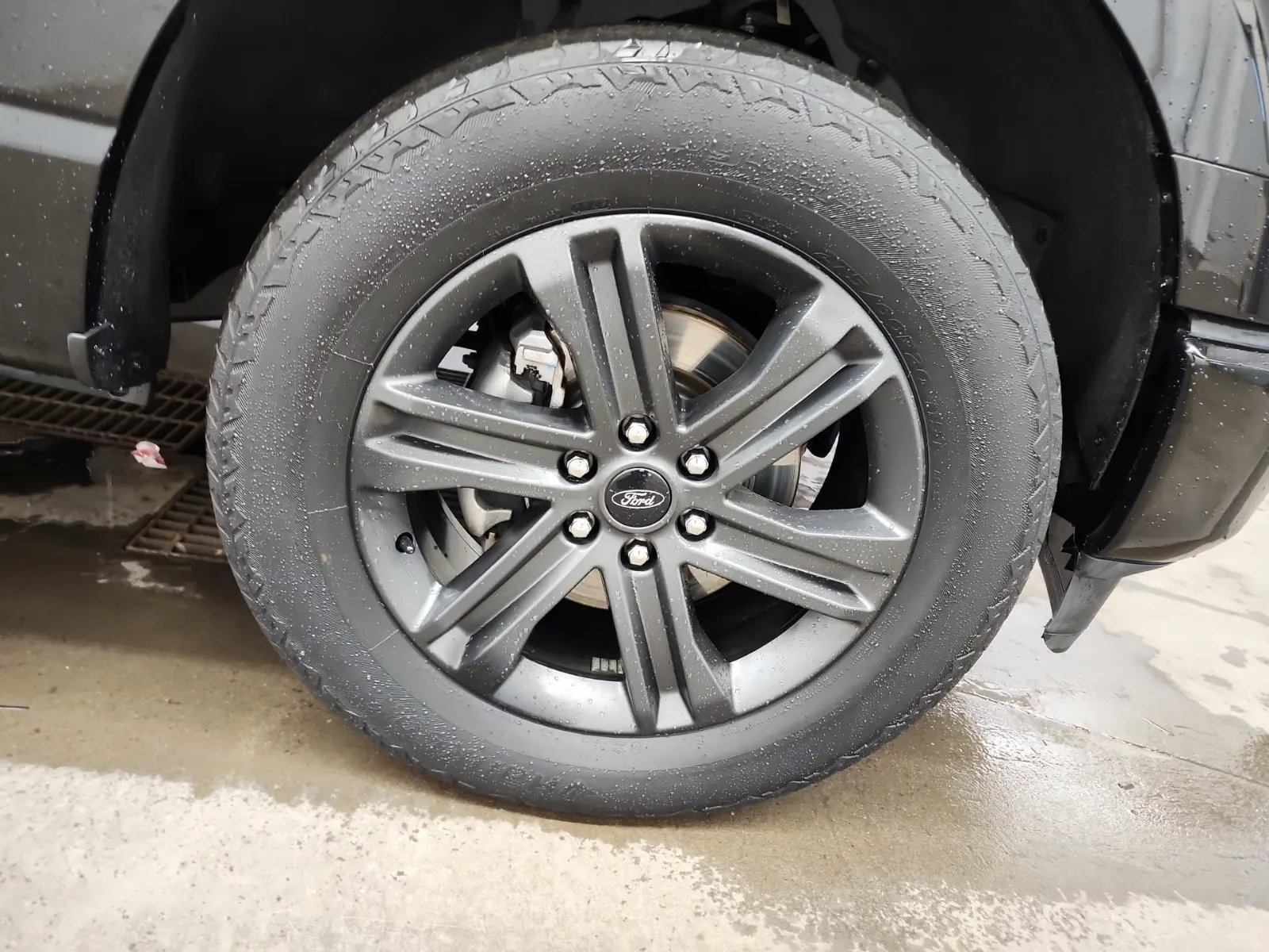 Right Front Wheel/Tire Photo