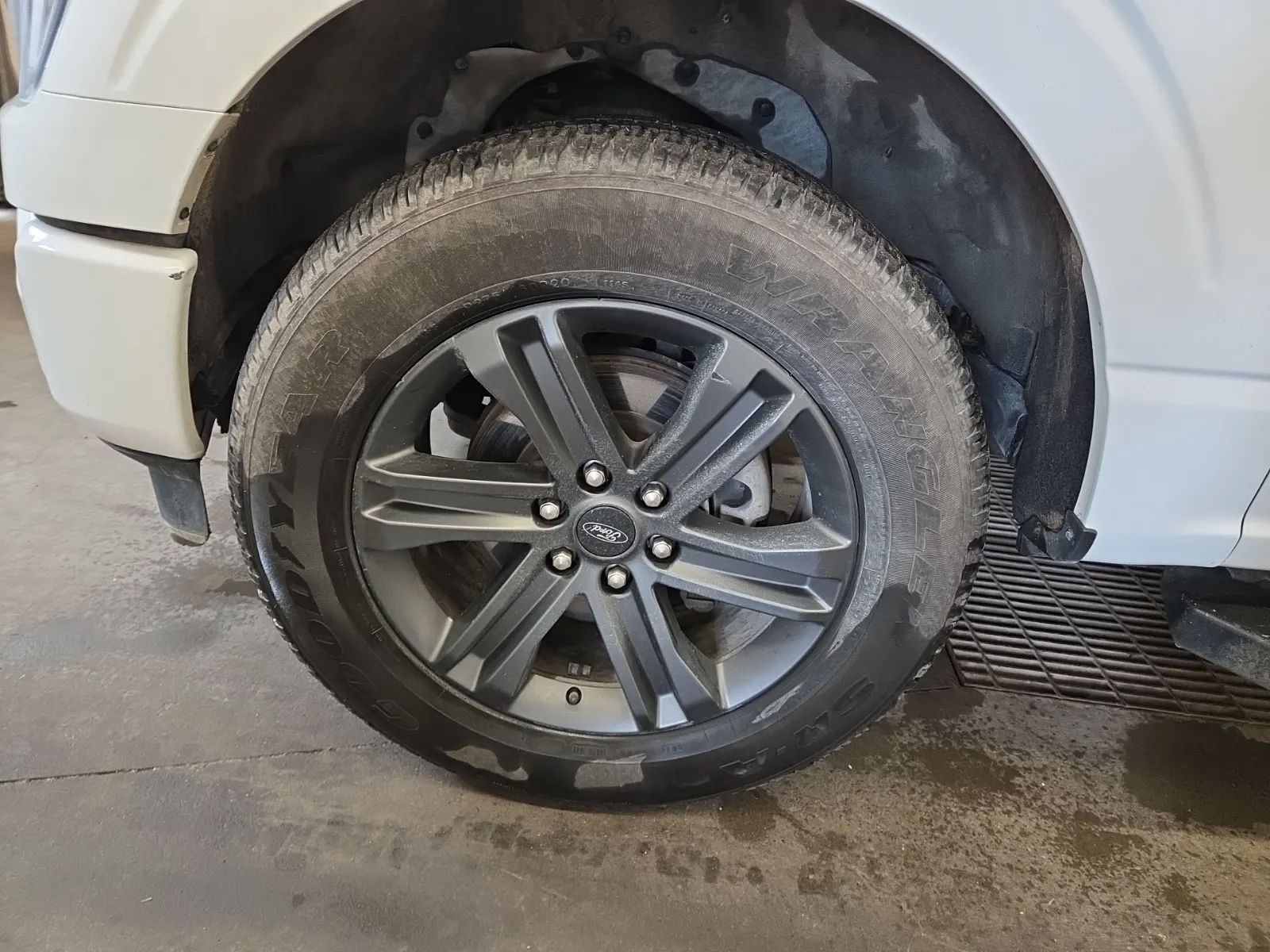 Front driver wheel/tire photo