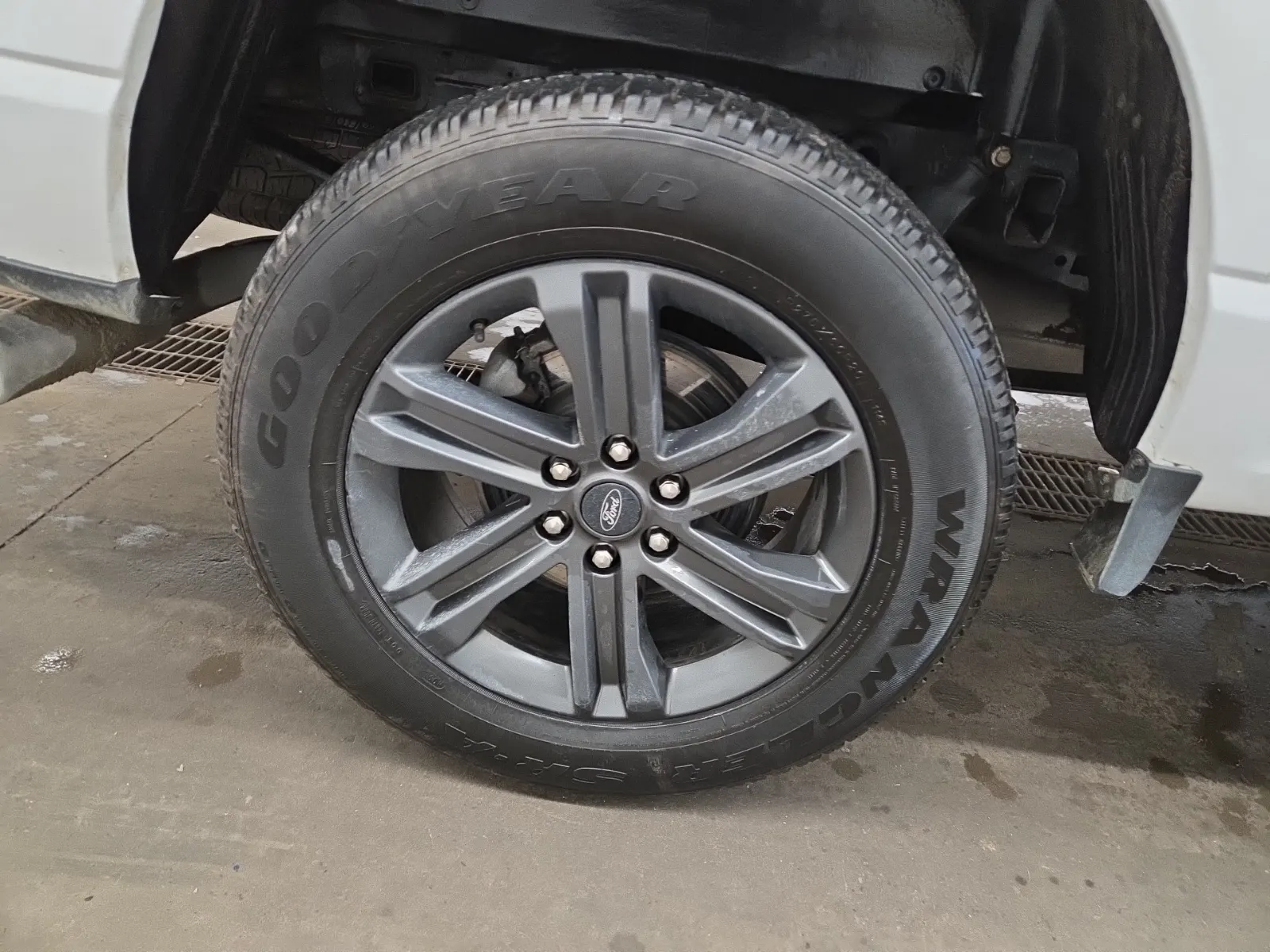 Right Rear Wheel/Tire Photo