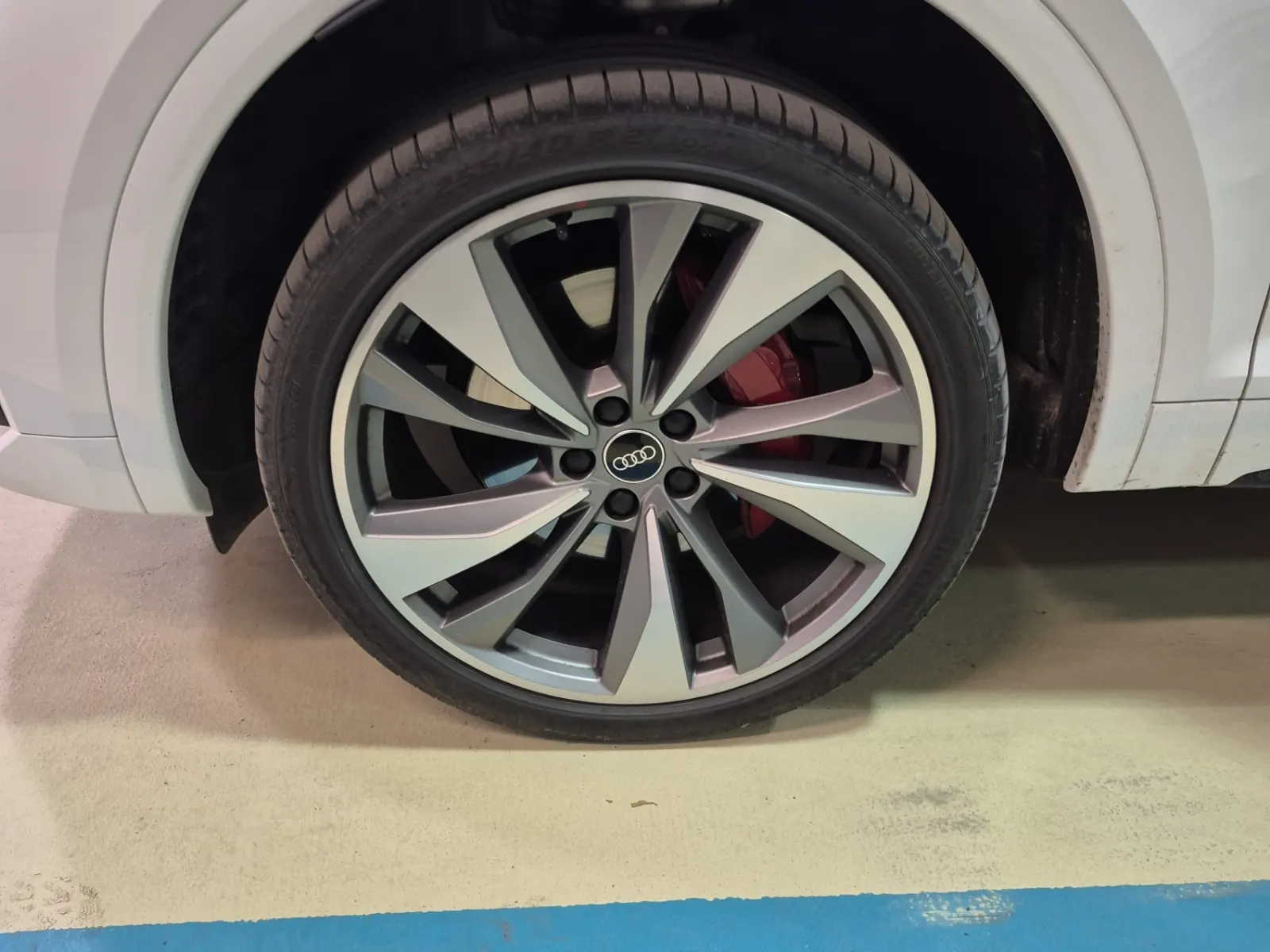 Front driver wheel/tire photo