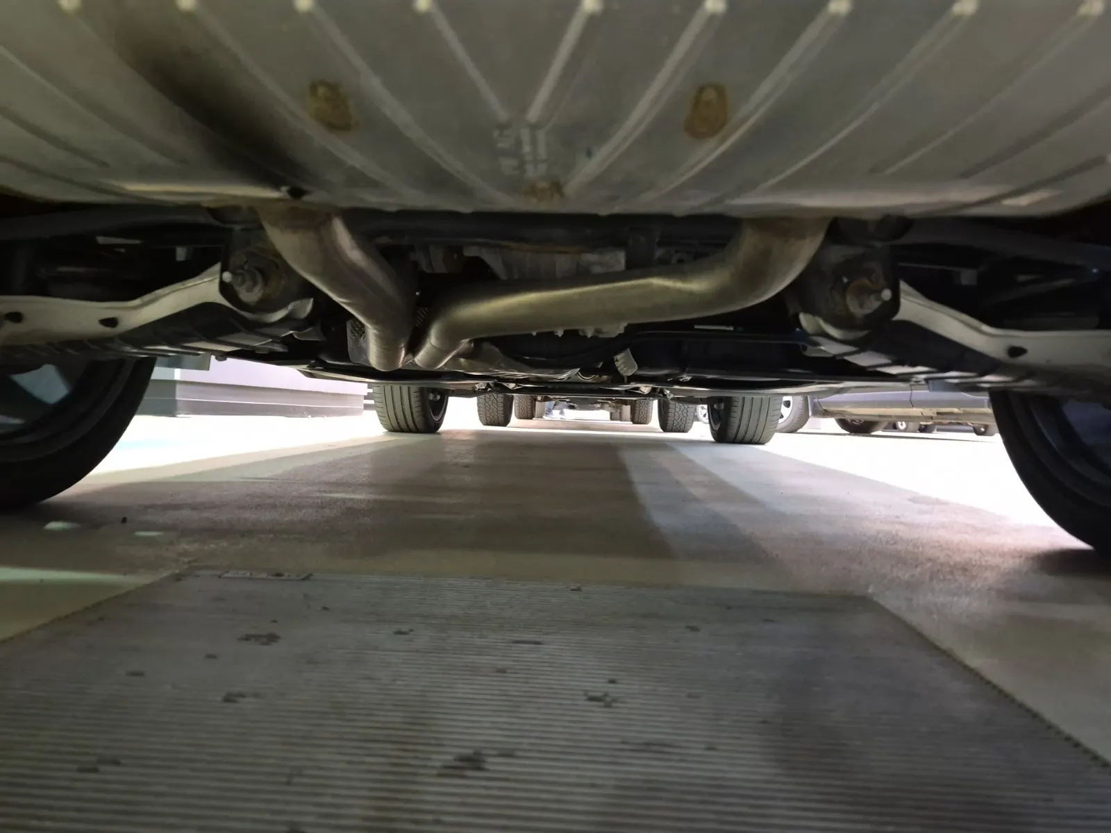 Undercarriage - Rear Photo