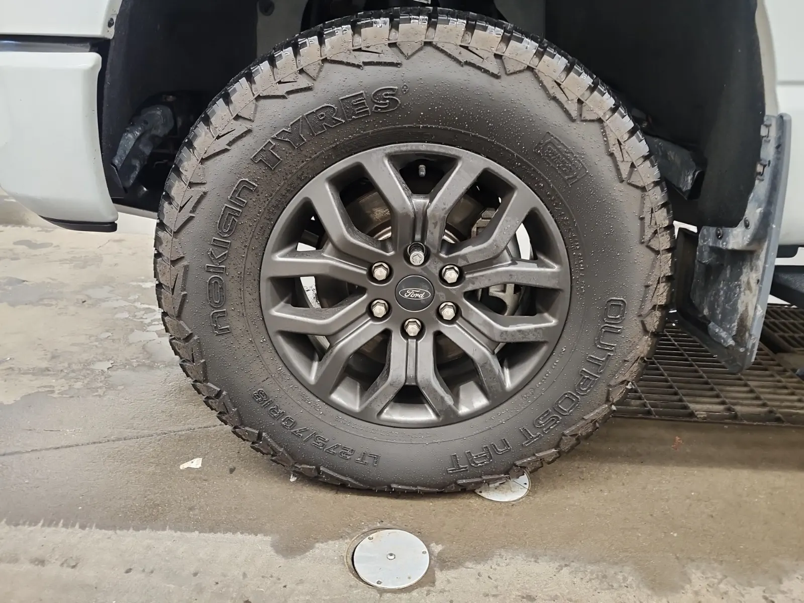 Front driver wheel/tire photo