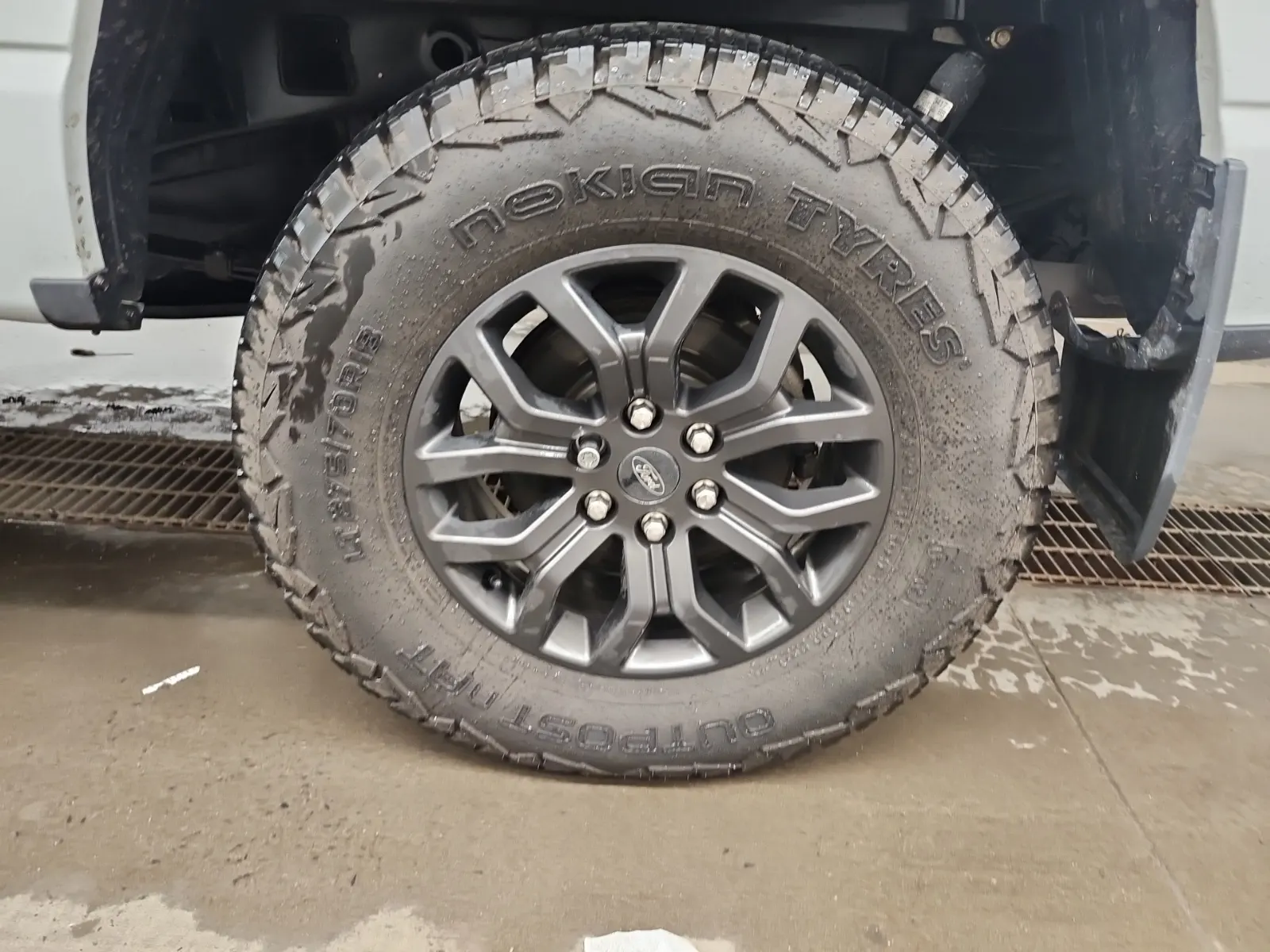 Left Rear Wheel/Tire Photo