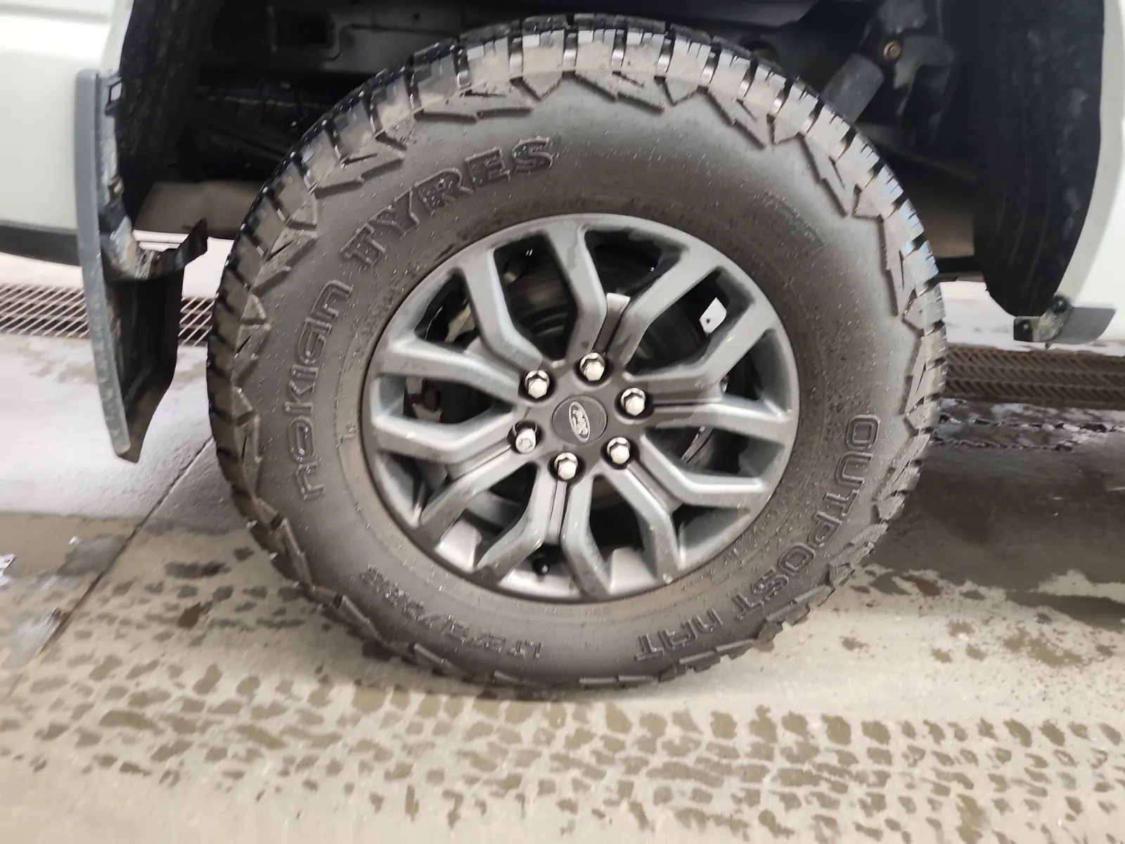 Right Rear Wheel/Tire Photo