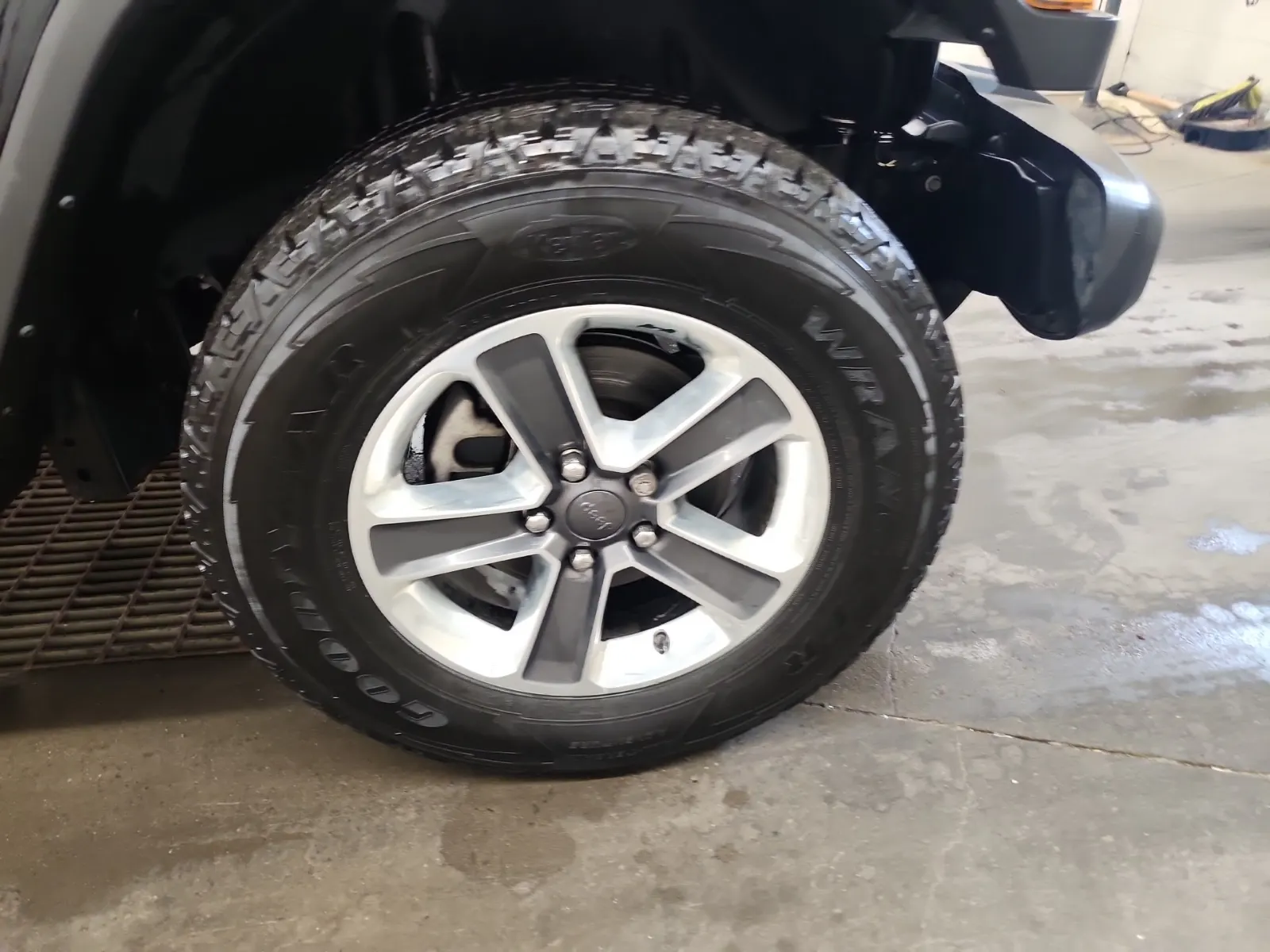 Right Front Wheel/Tire Photo
