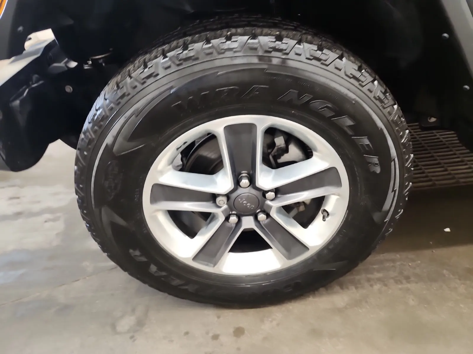 Front driver wheel/tire photo