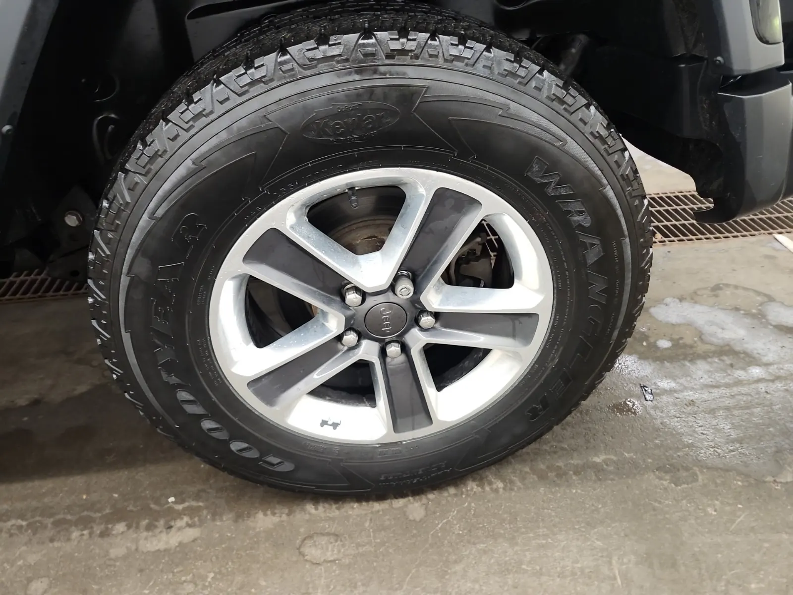 Left Rear Wheel/Tire Photo