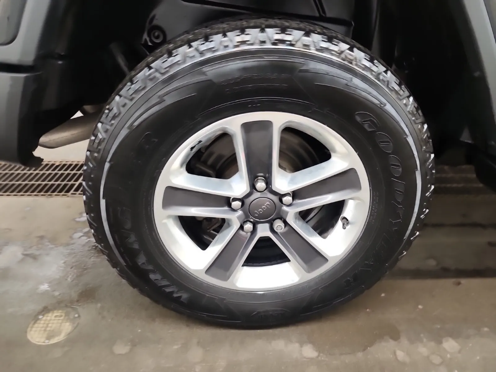 Right Rear Wheel/Tire Photo