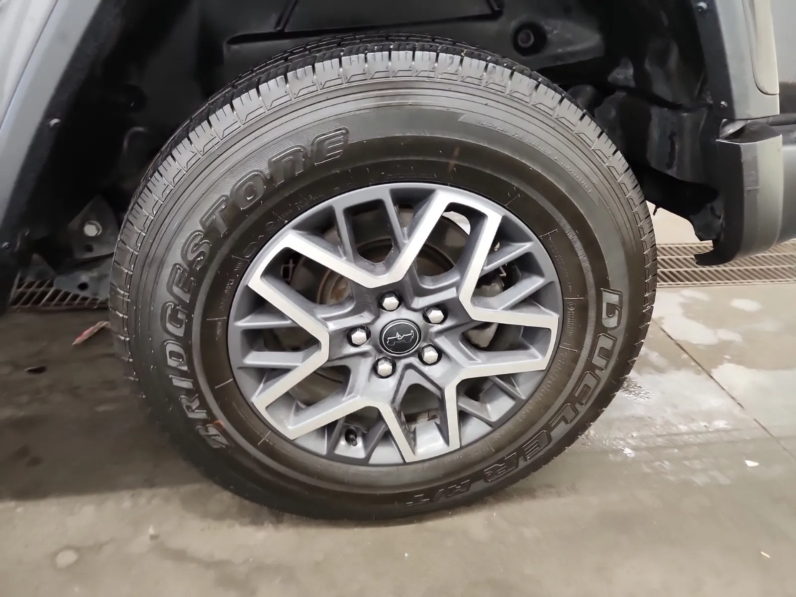 Left Rear Wheel/Tire Photo