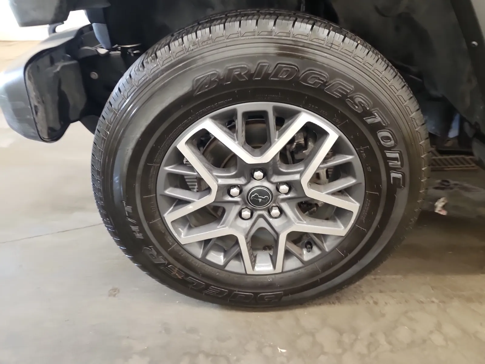 Front driver wheel/tire photo