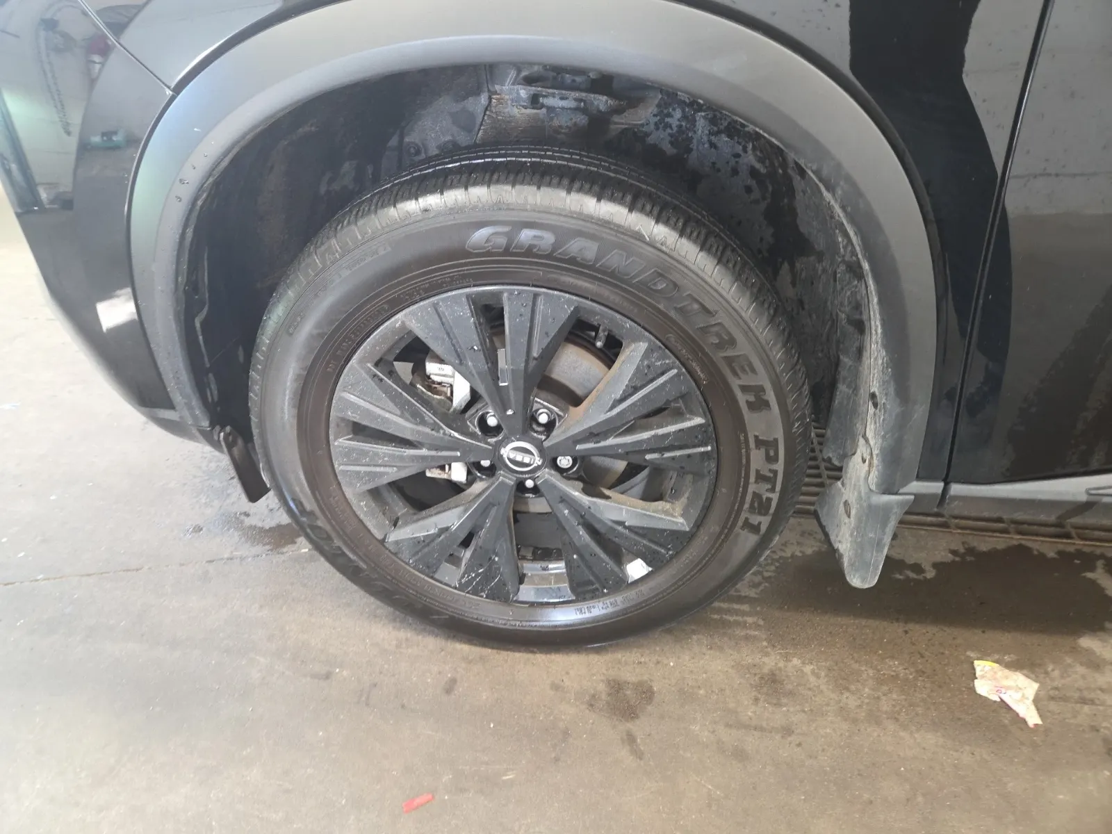 Front driver wheel/tire photo