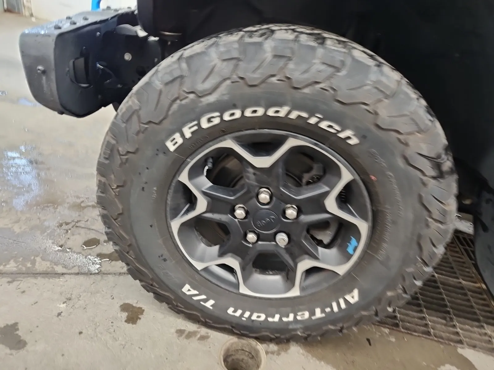 Front driver wheel/tire photo