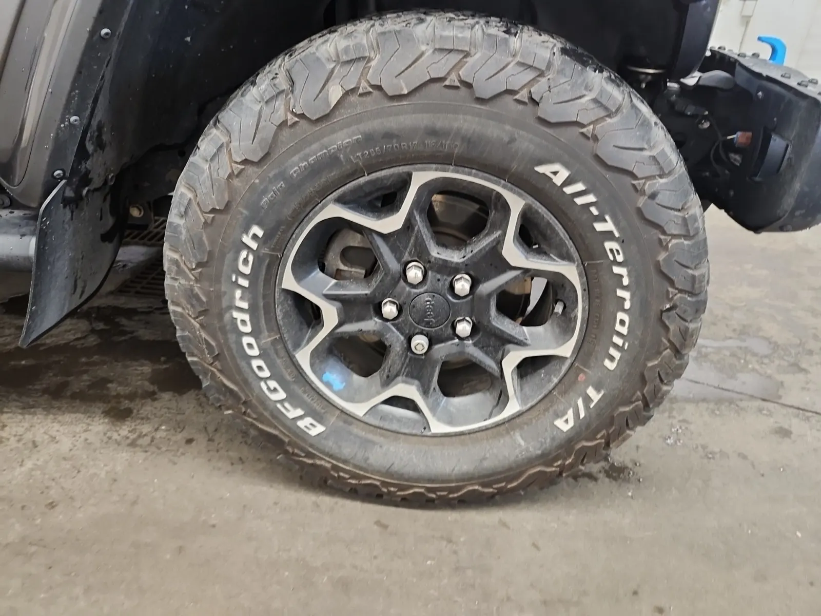 Right Front Wheel/Tire Photo