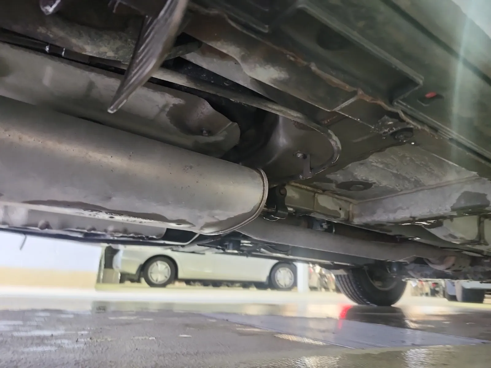 Undercarriage - Passenger Photo