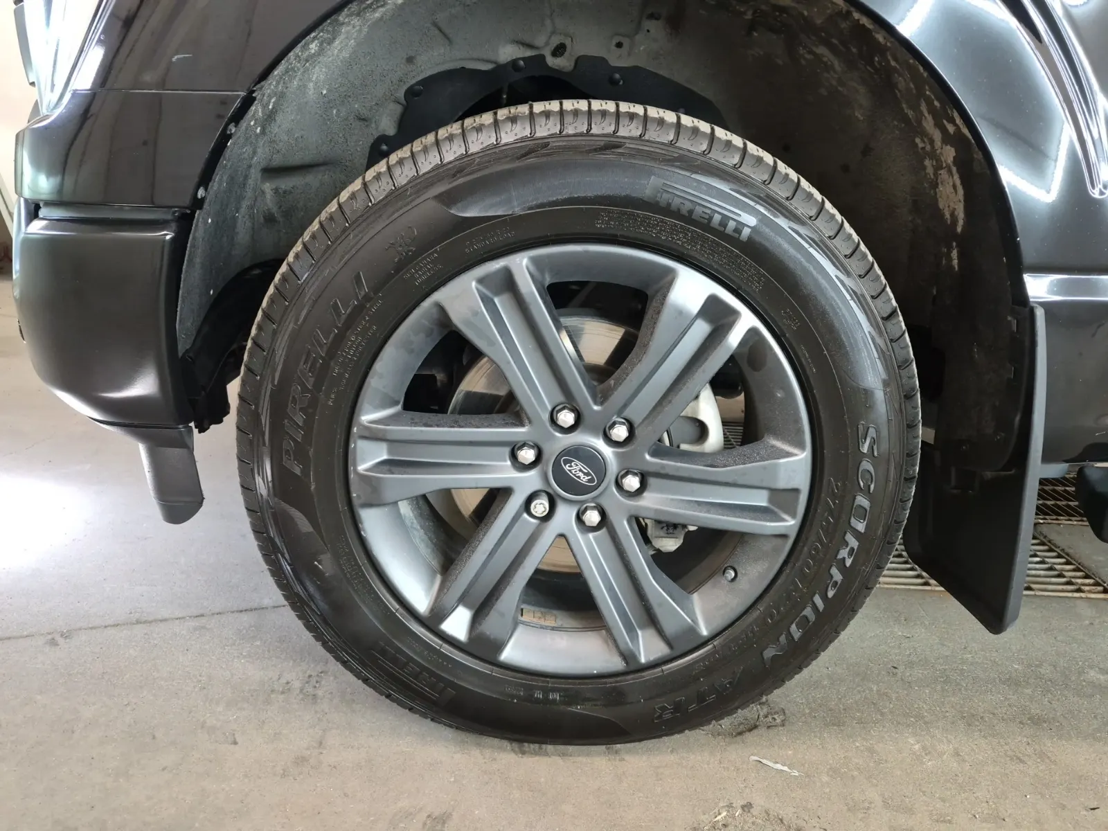 Front driver wheel/tire photo