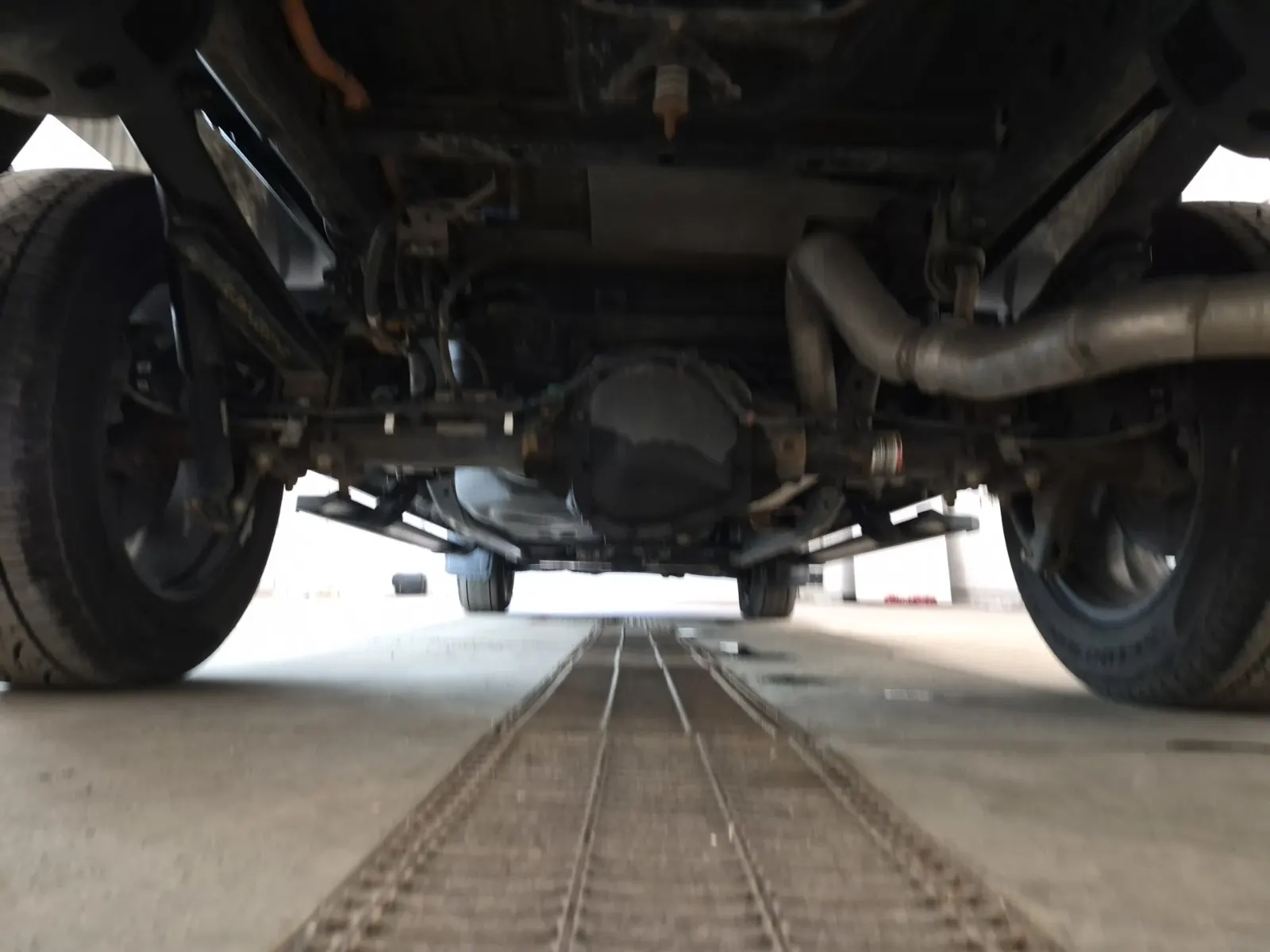 Undercarriage - Rear Photo