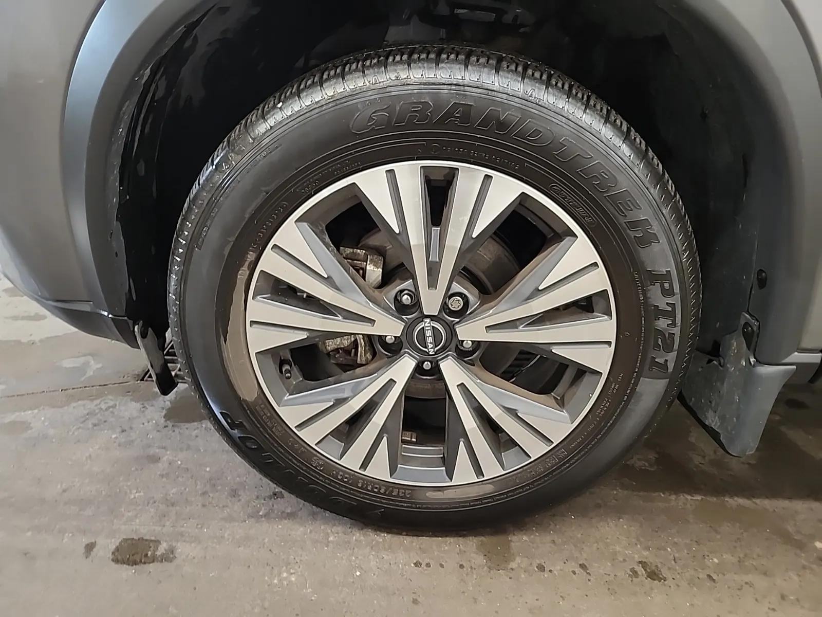 Front driver wheel/tire photo