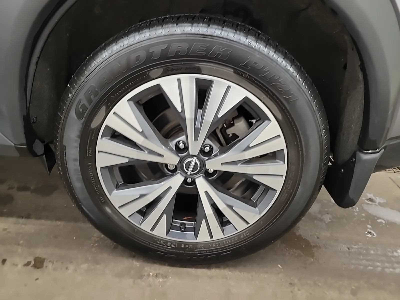 Left Rear Wheel/Tire Photo