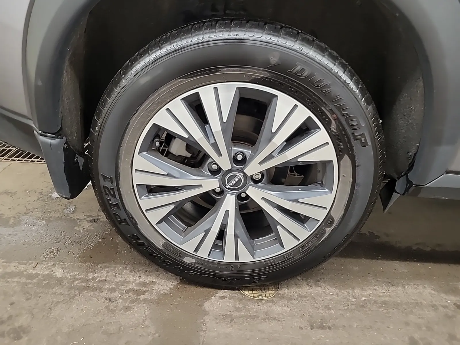 Right Rear Wheel/Tire Photo