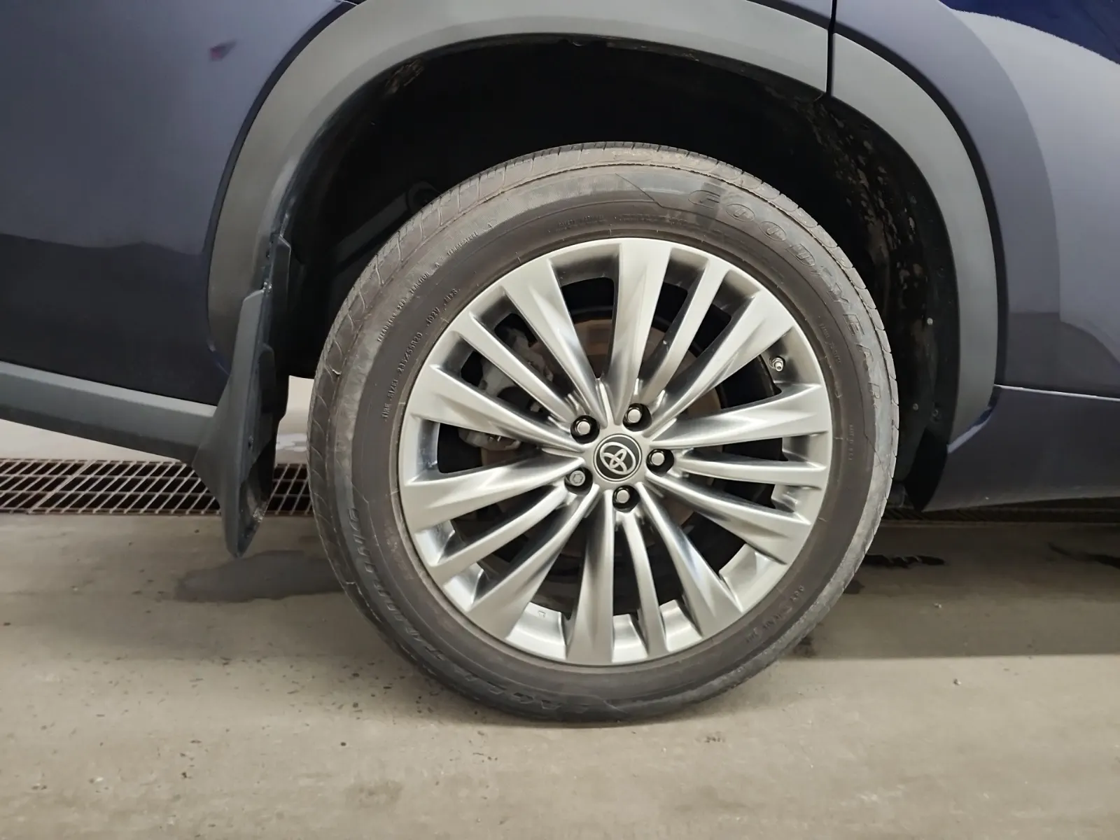 Right Rear Wheel/Tire Photo