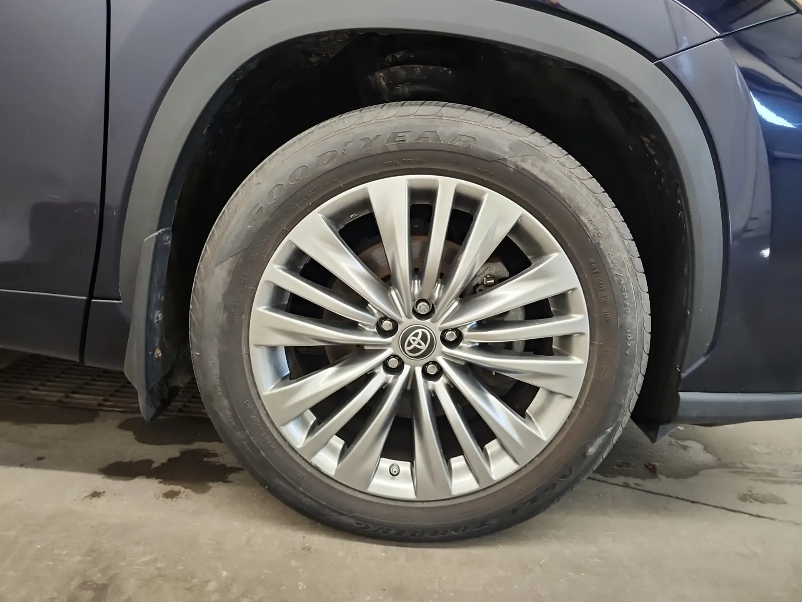 Right Front Wheel/Tire Photo