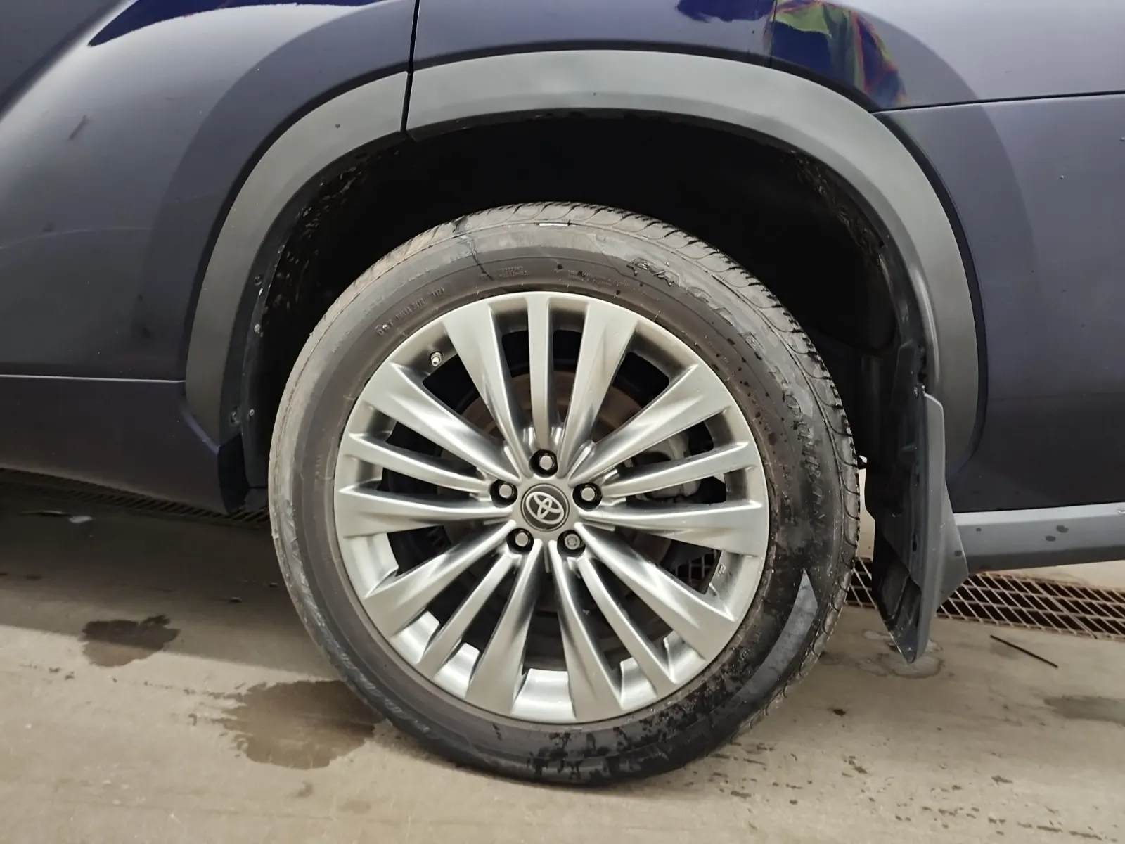 Left Rear Wheel/Tire Photo