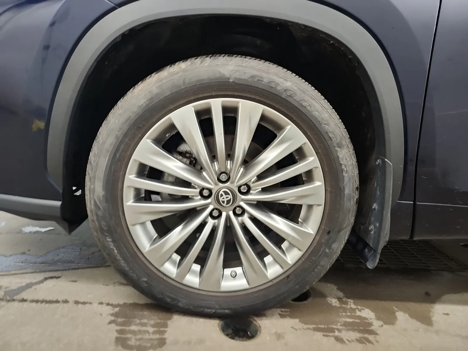 Front driver wheel/tire photo