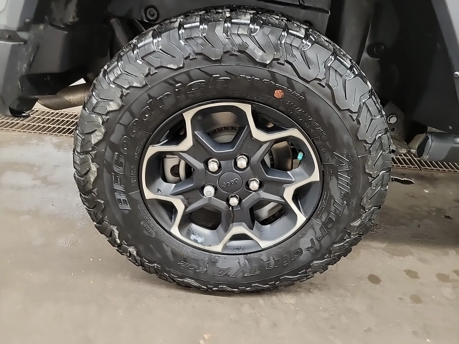 Right Rear Wheel/Tire Photo