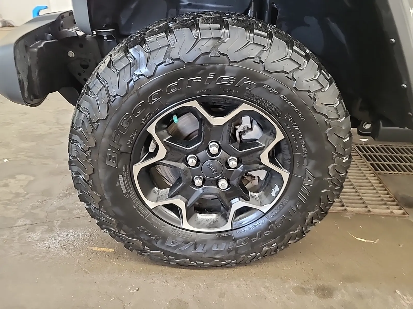 Front driver wheel/tire photo