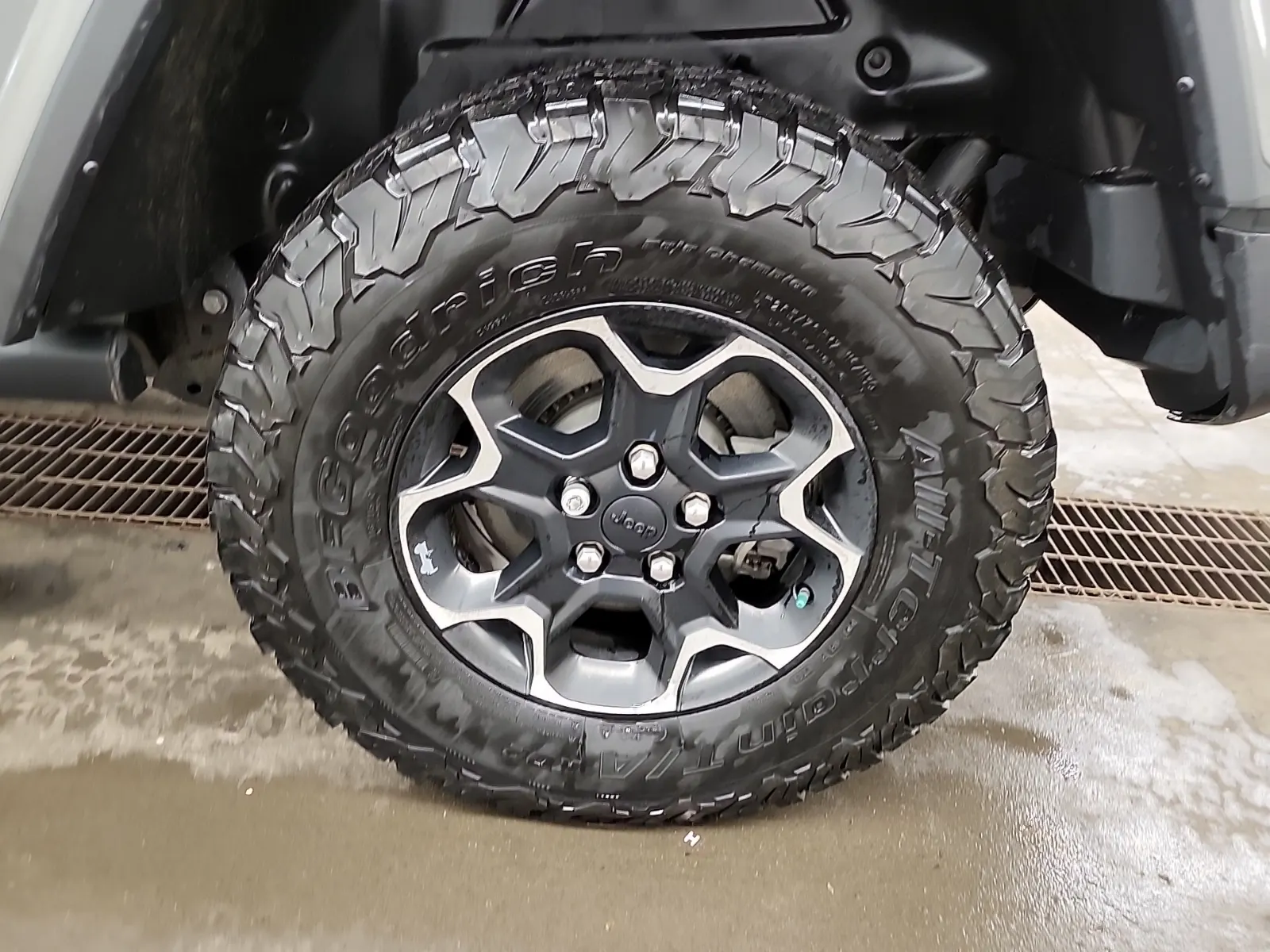 Left Rear Wheel/Tire Photo