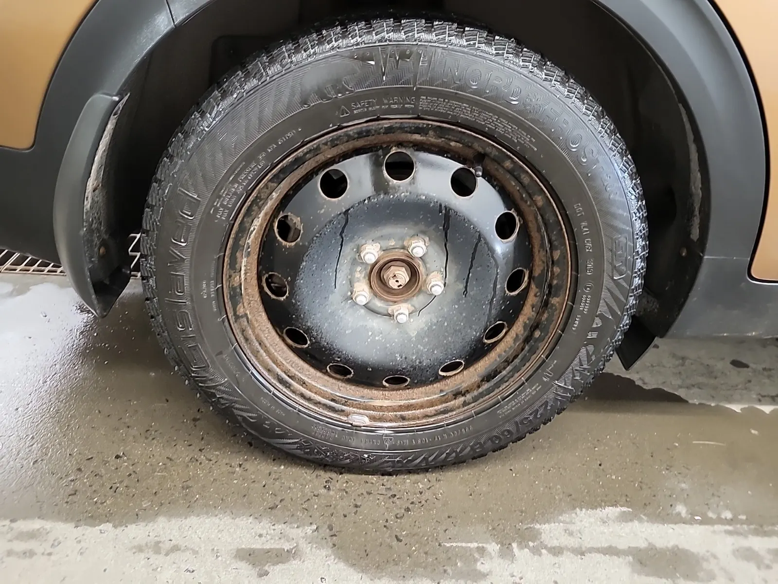 Right Rear Wheel/Tire Photo